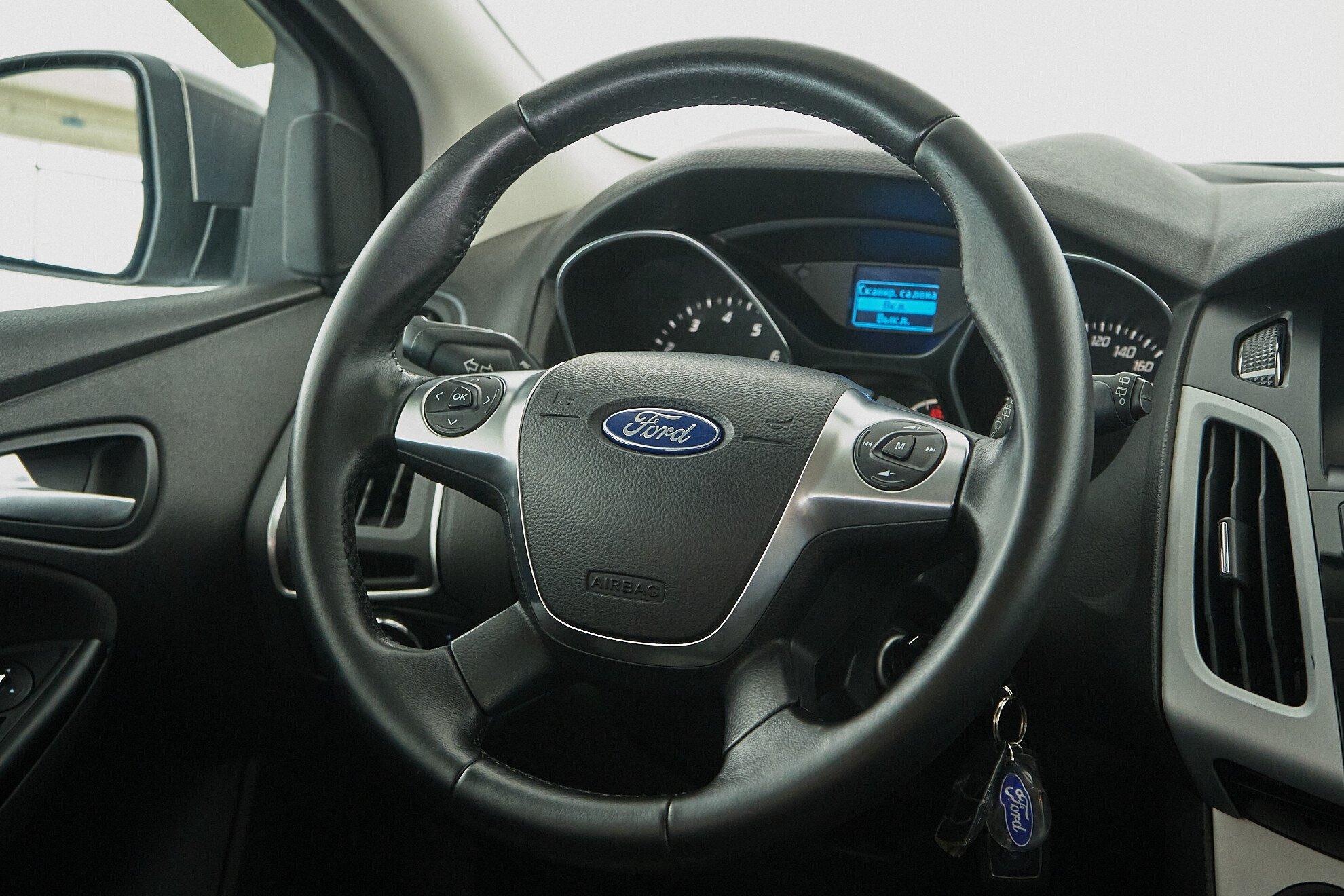 Ford Focus 2014, серый