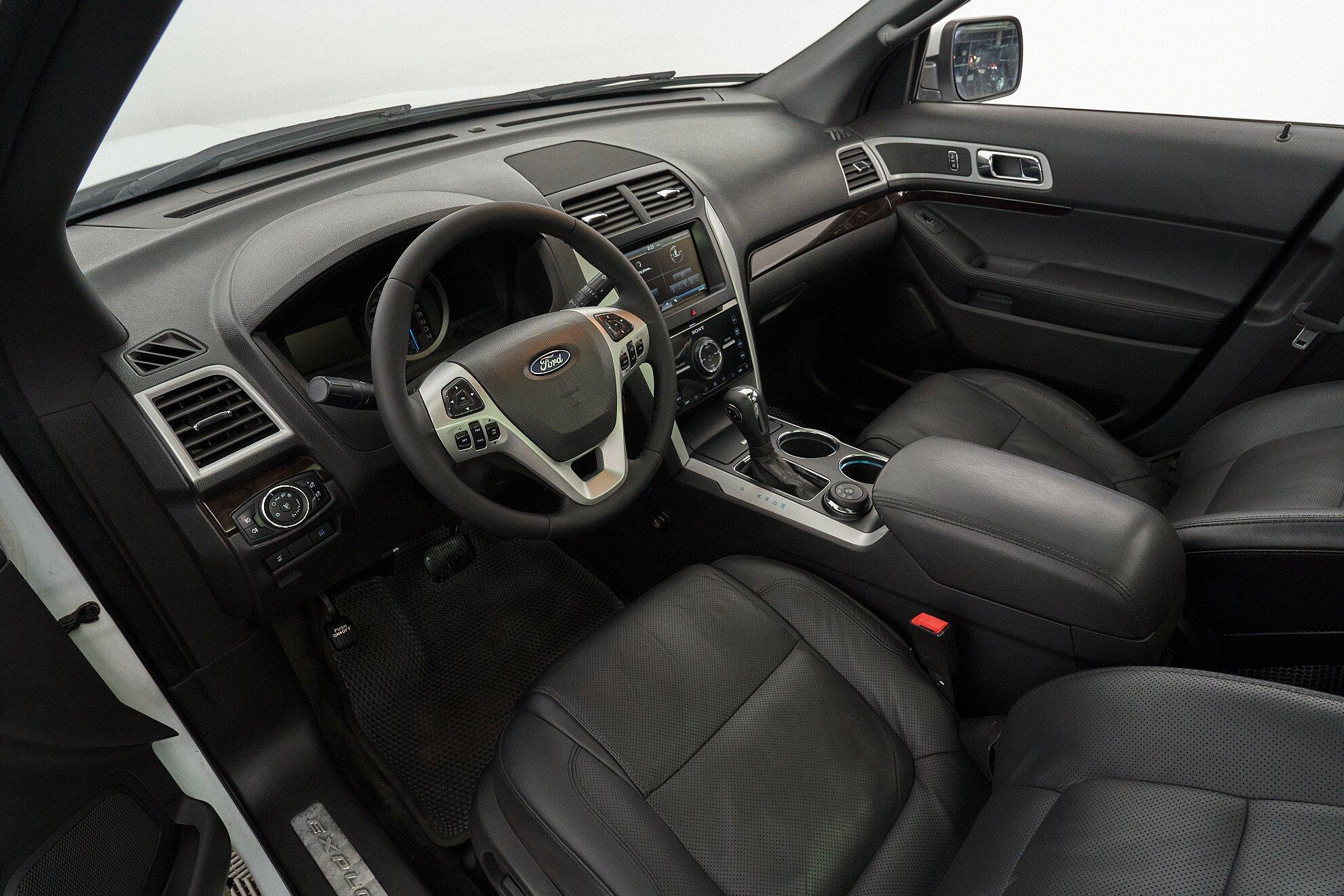 Ford Explorer 2013, белый