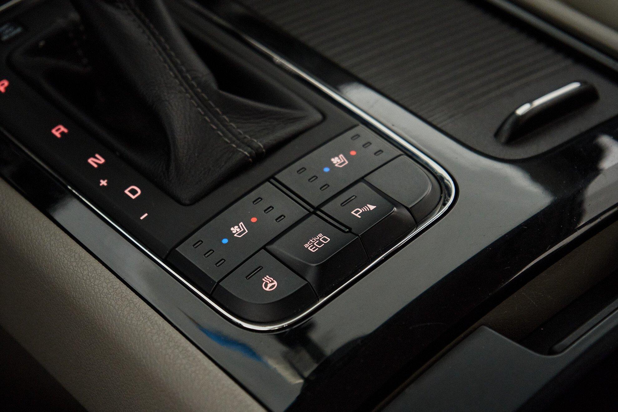 Kia Carnival 2016, черный