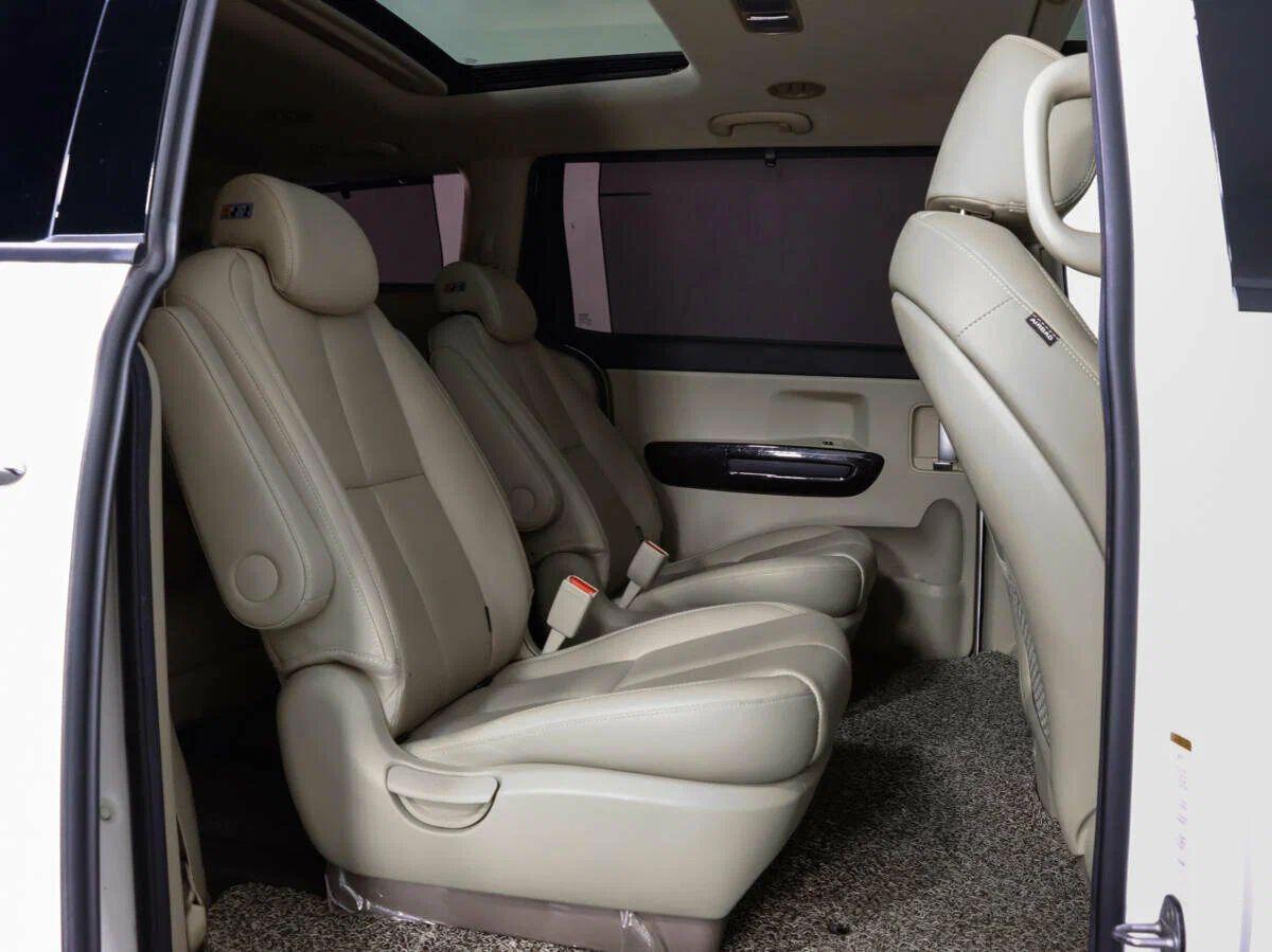 Kia Carnival 2017, белый