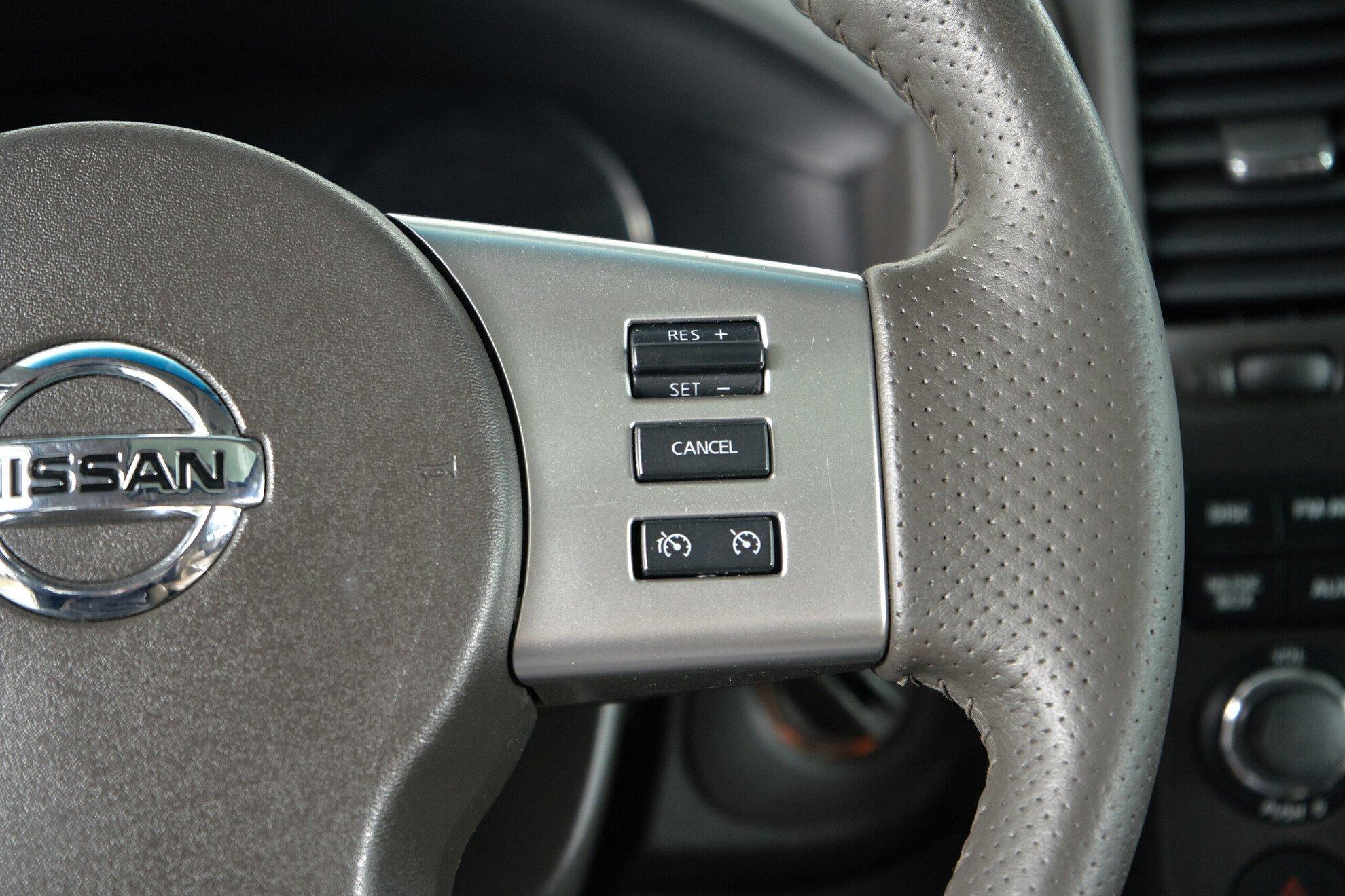 Nissan Pathfinder 2012, белый
