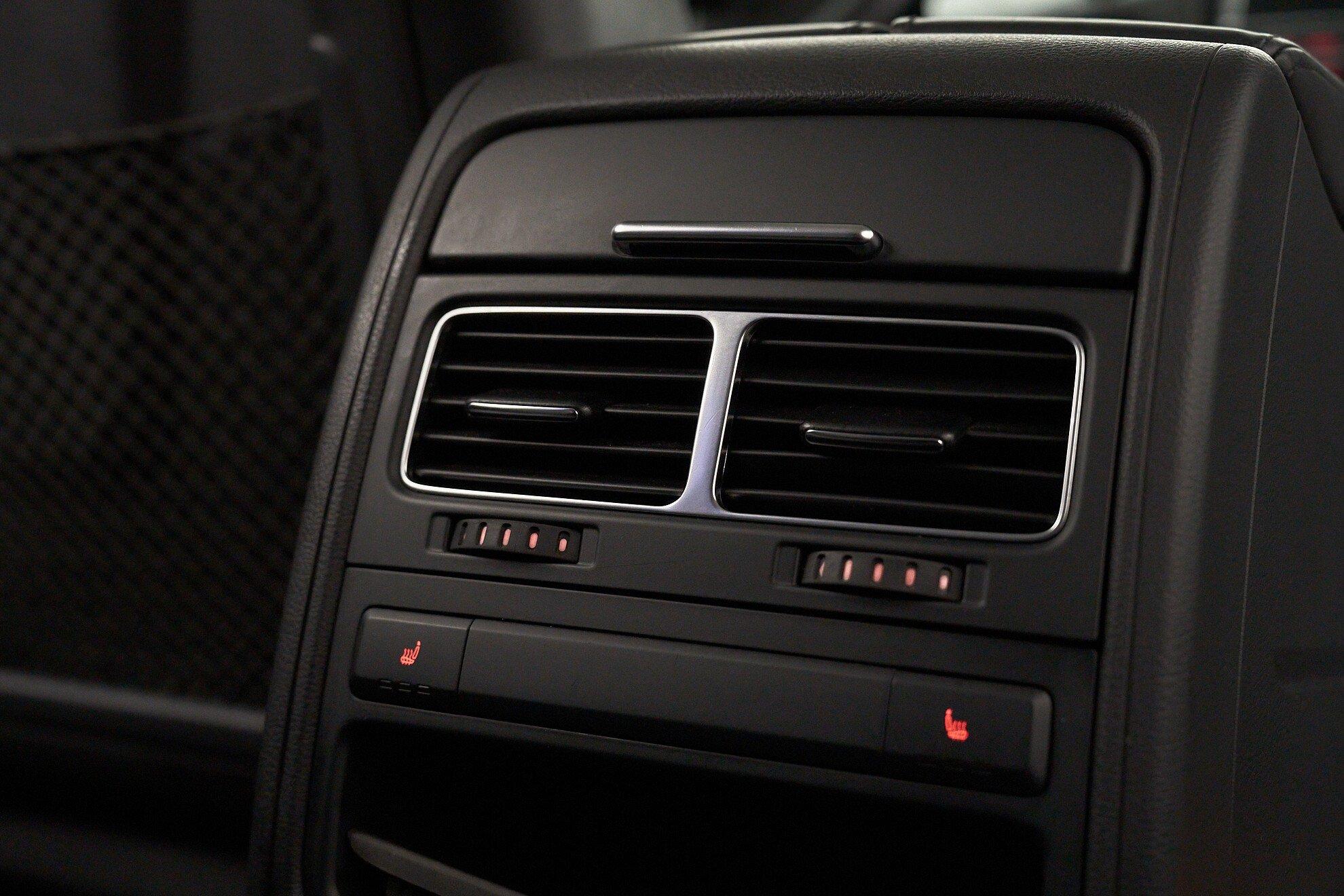 Volkswagen Touareg 2011, серебряный