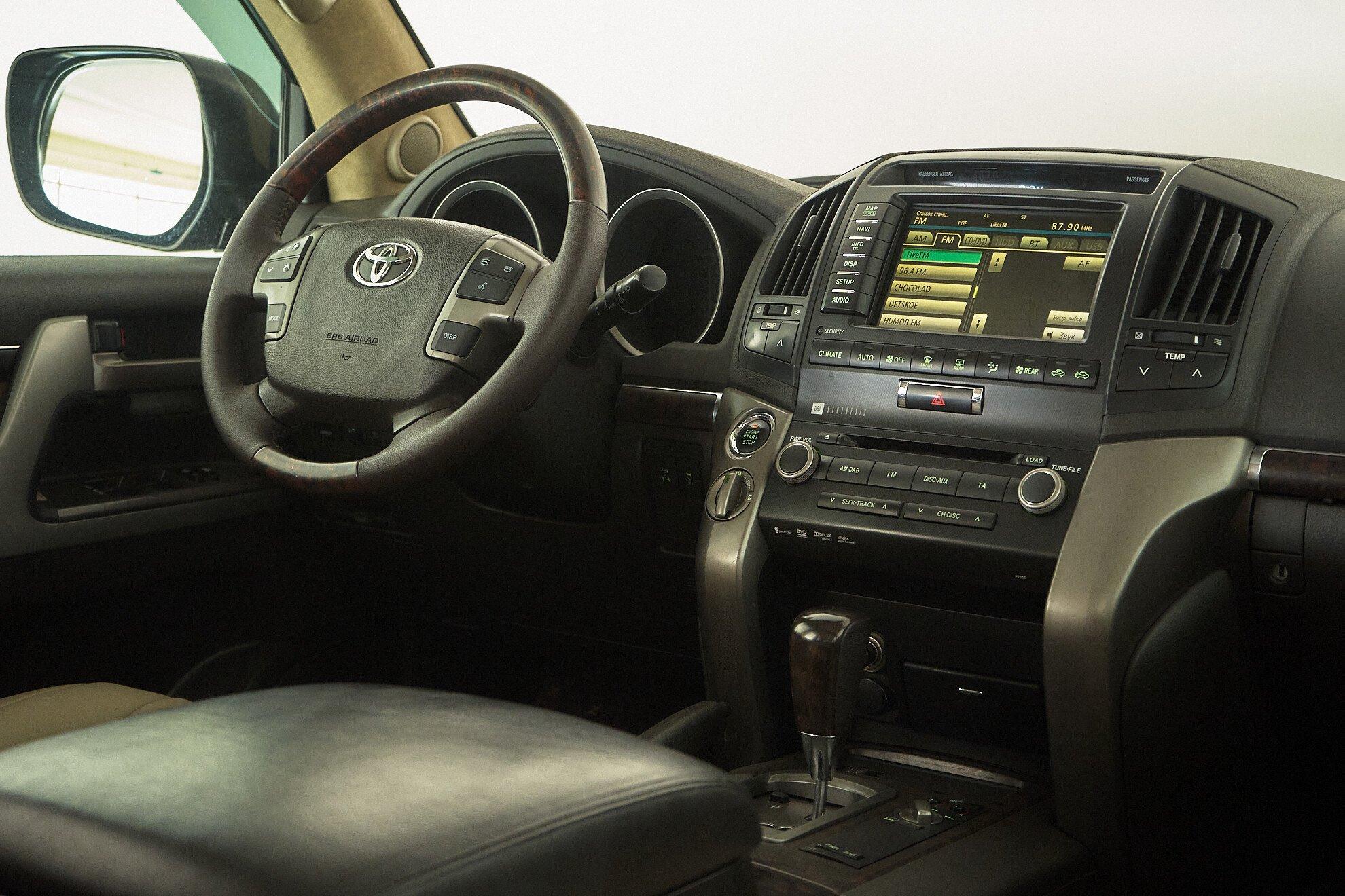 Toyota Land Cruiser 2010, черный