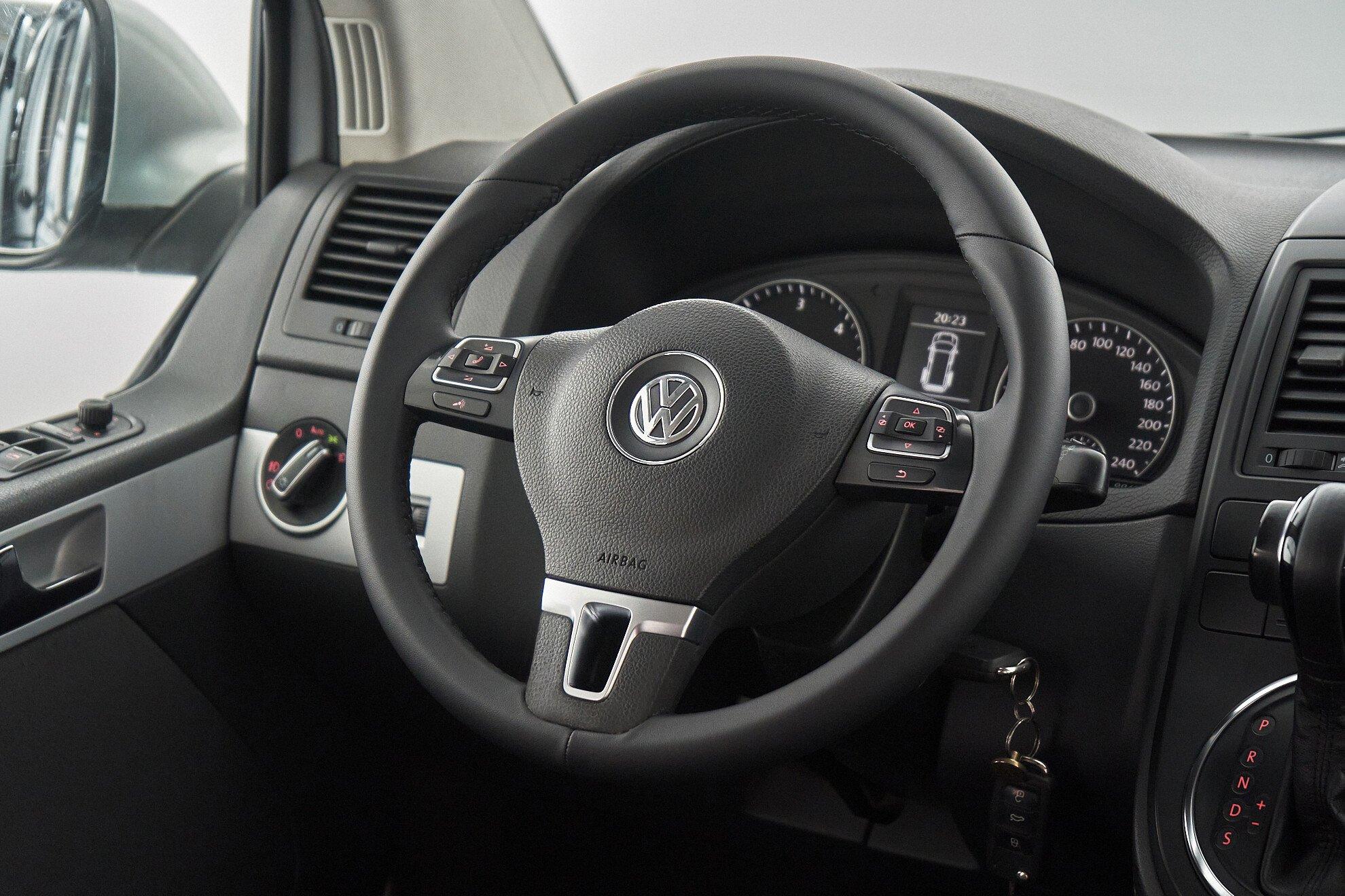 Volkswagen Multivan 2010, серебряный