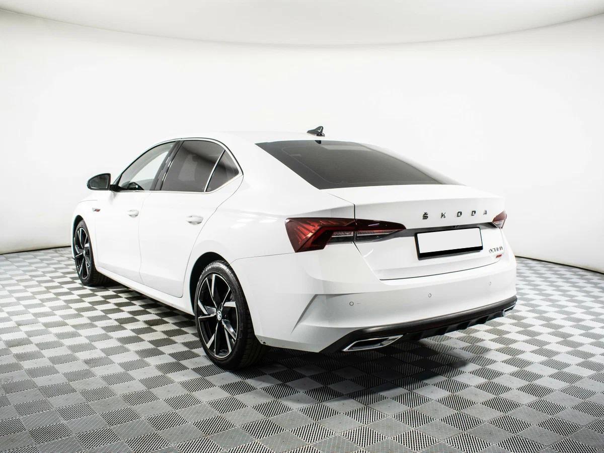 Skoda Octavia 2022, белый