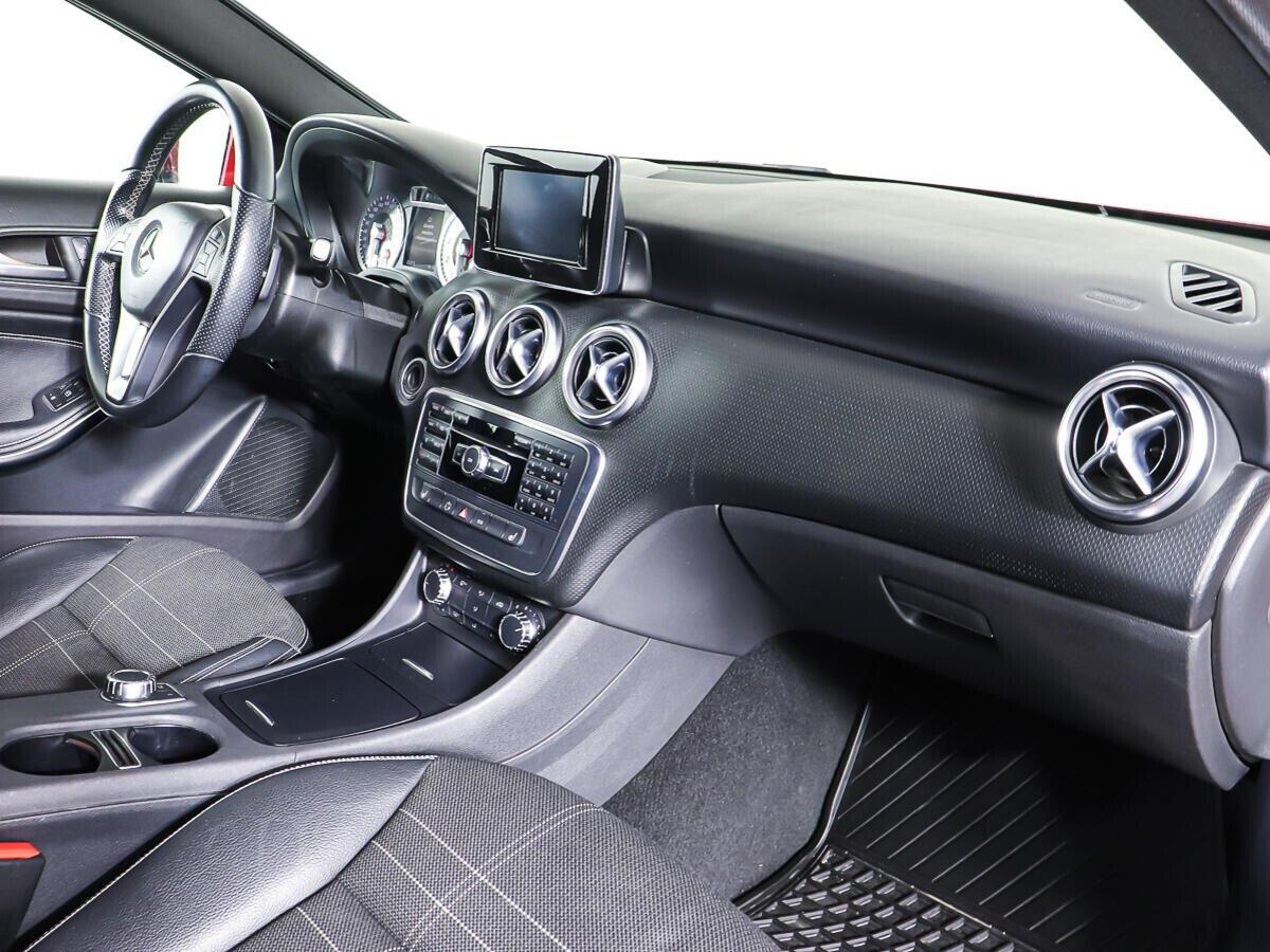 Mercedes-Benz A-Класс 2015, красный