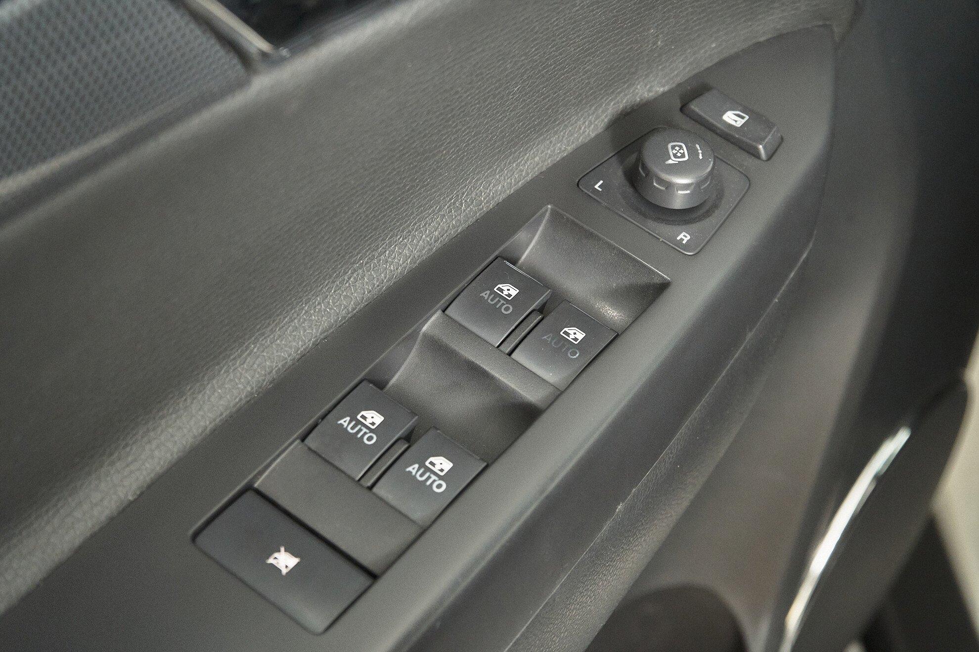 Opel Antara 2011, белый