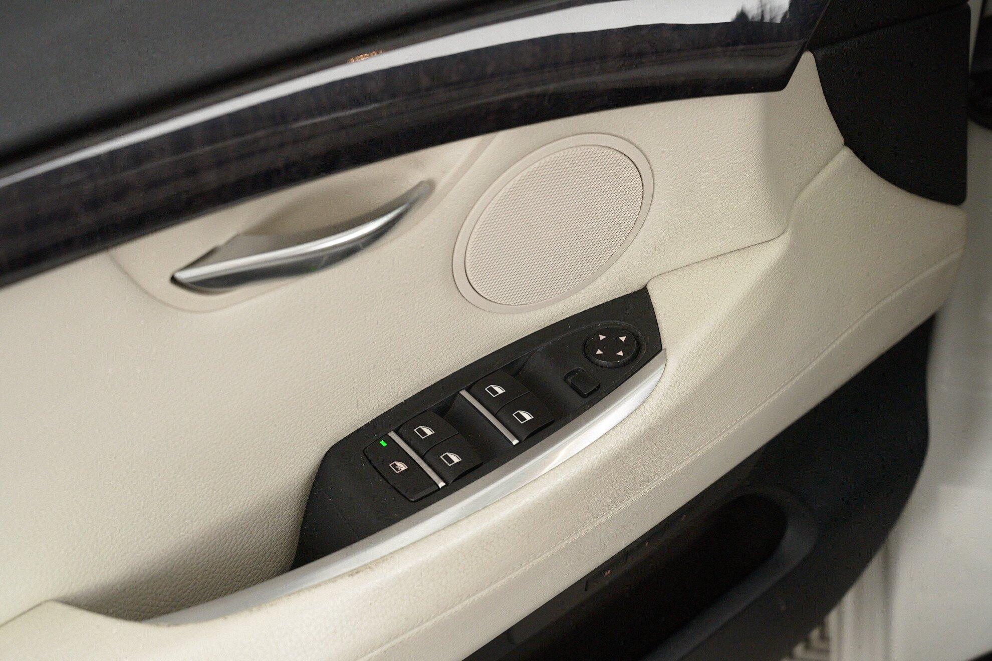 BMW 5 серии 2012, белый