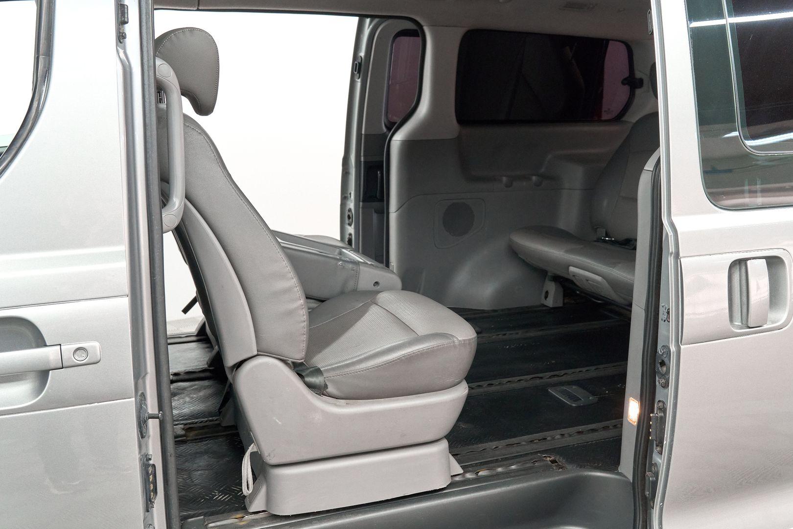 Hyundai Grand Starex 2011, серебряный