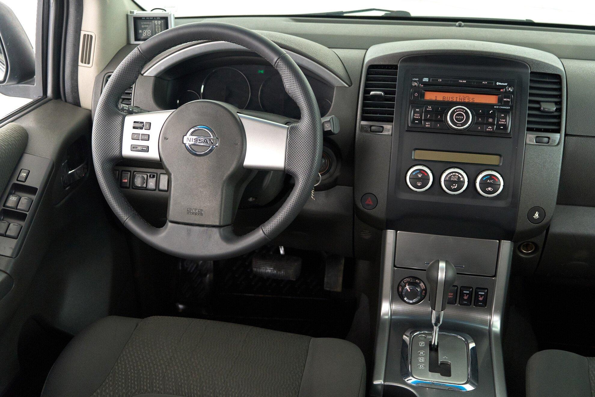 Nissan Pathfinder 2011, белый