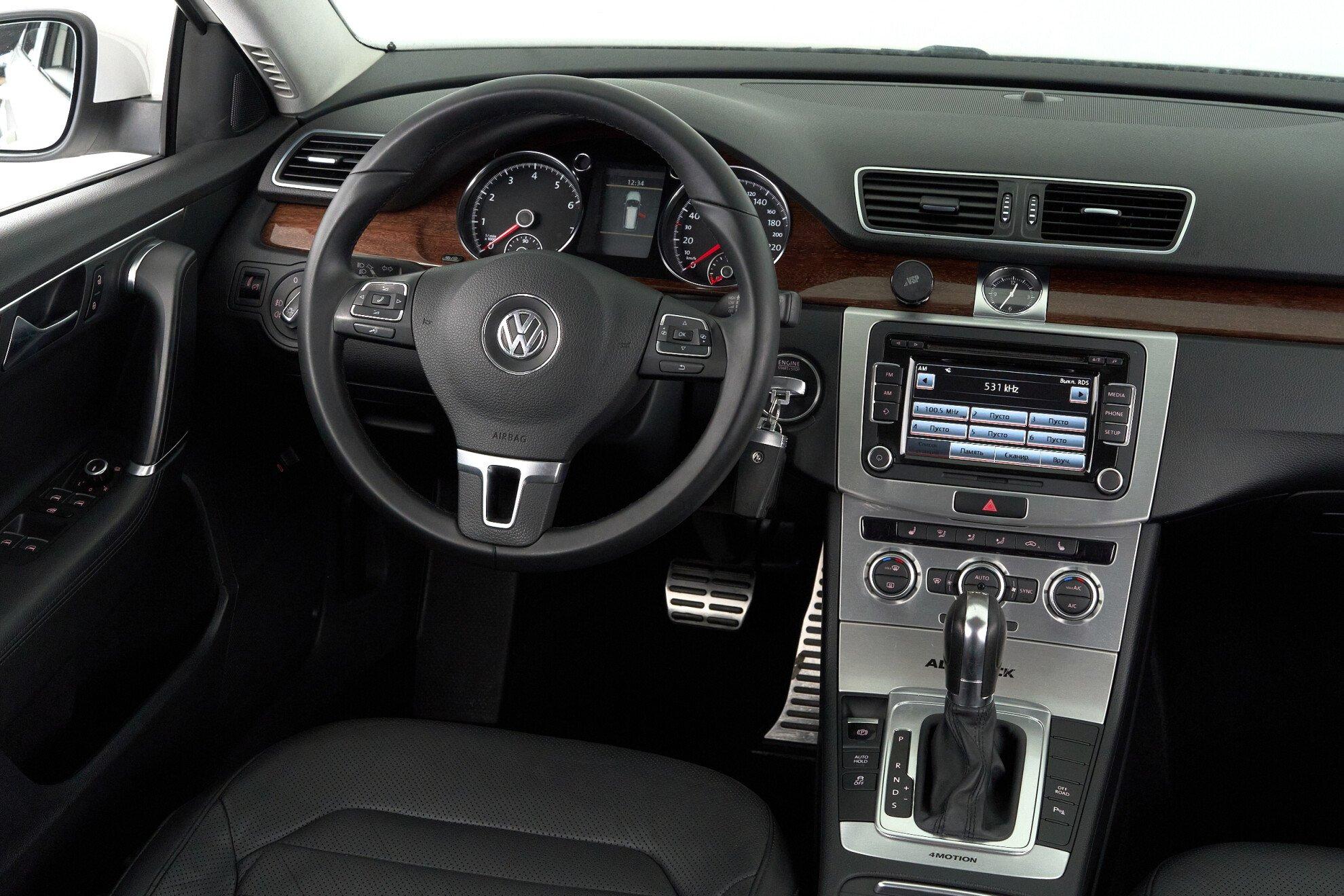 Volkswagen Passat 2013, белый