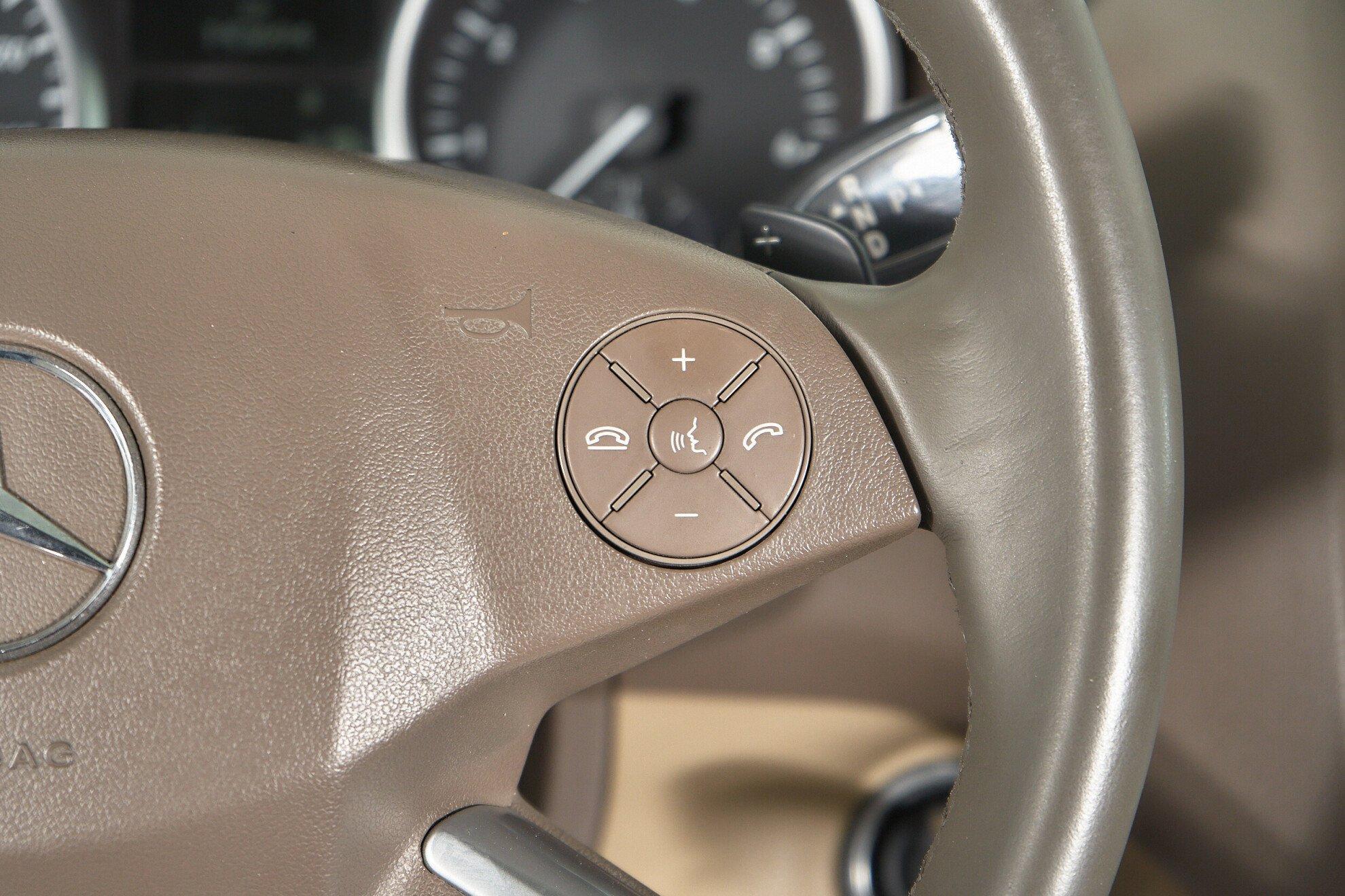 Mercedes-Benz M-Класс 2010, белый