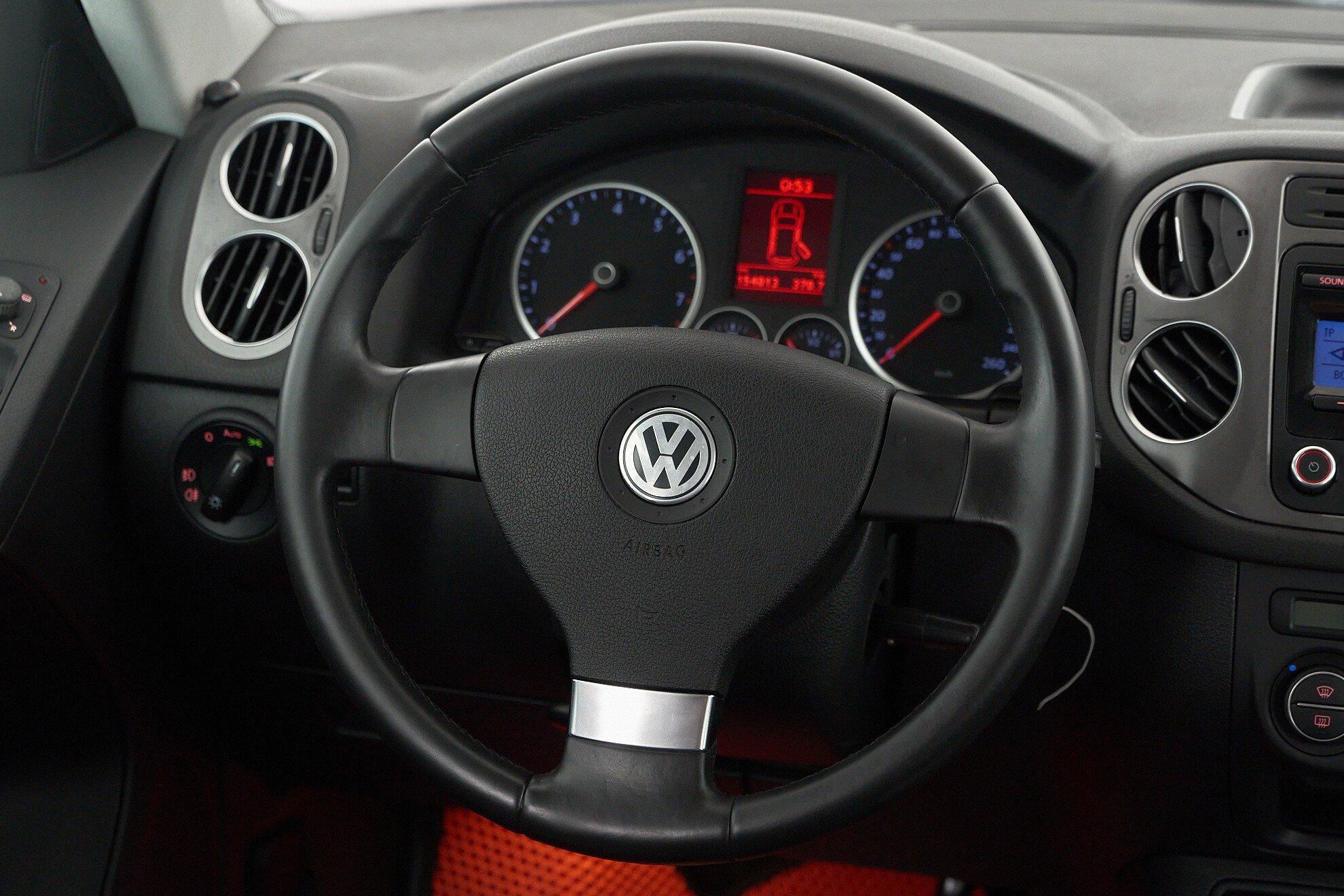 Volkswagen Tiguan 2009, красный