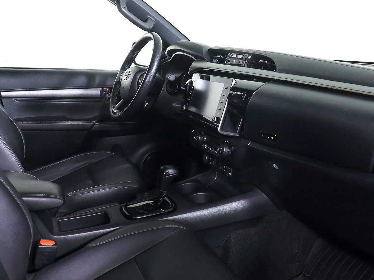 Toyota Hilux 2024, белый