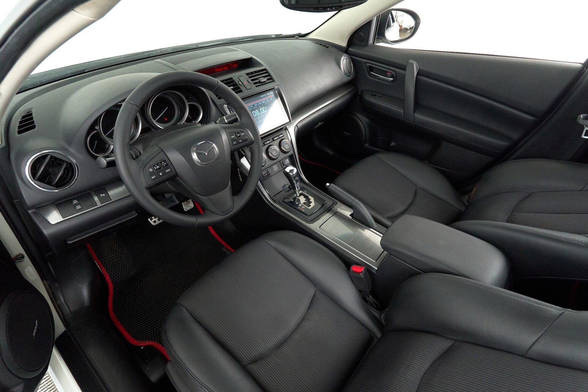 Mazda 6 2011, белый