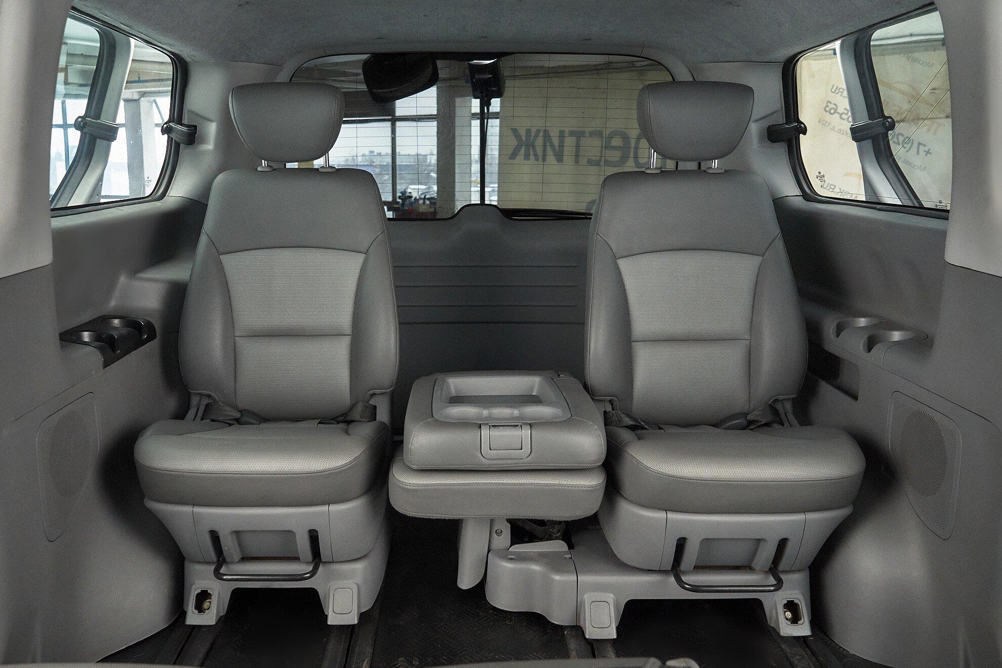 Hyundai Grand Starex 2013, серебряный