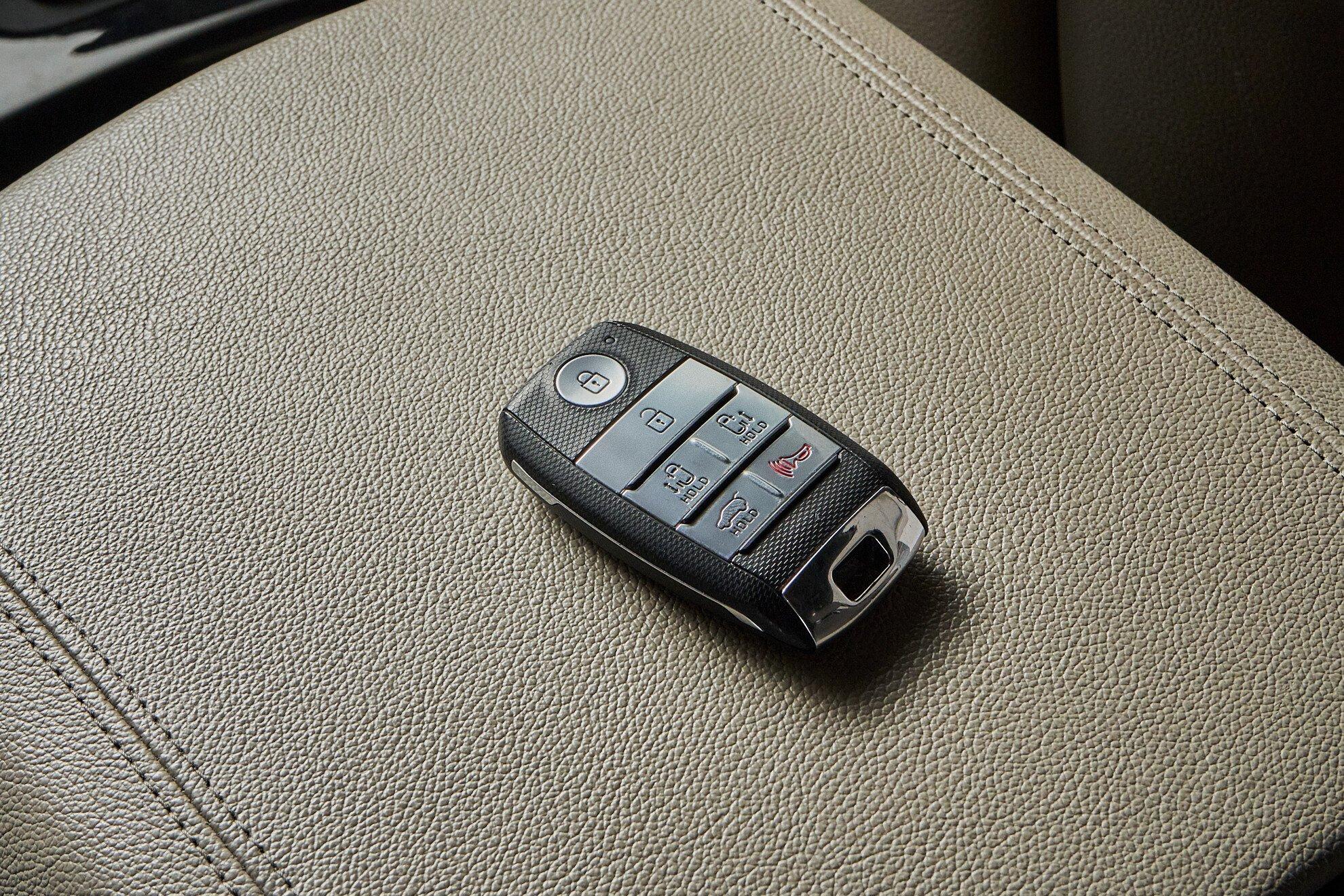 Kia Carnival 2016, черный