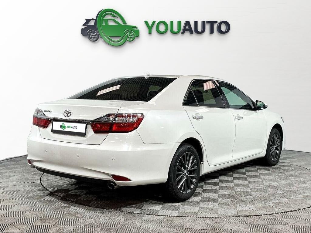 Toyota Camry 2018, белый