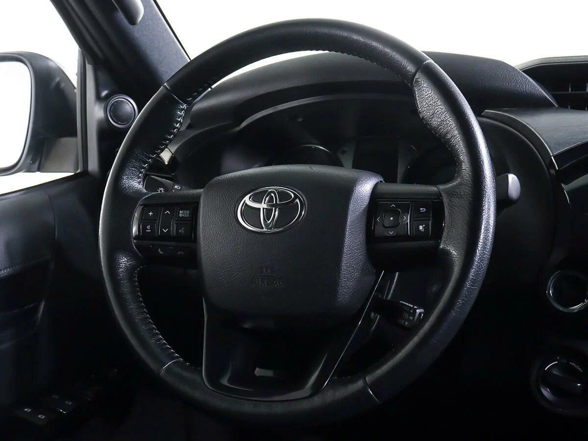 Toyota Hilux 2024, белый