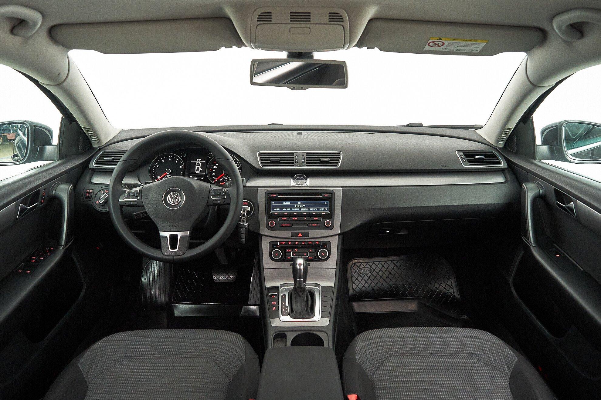 Volkswagen Passat 2011, серый