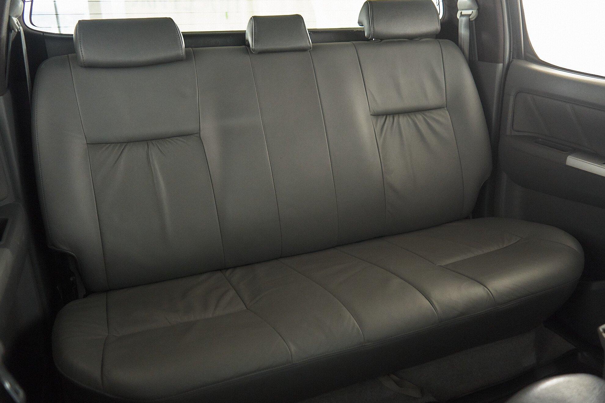 Toyota Hilux 2013, черный