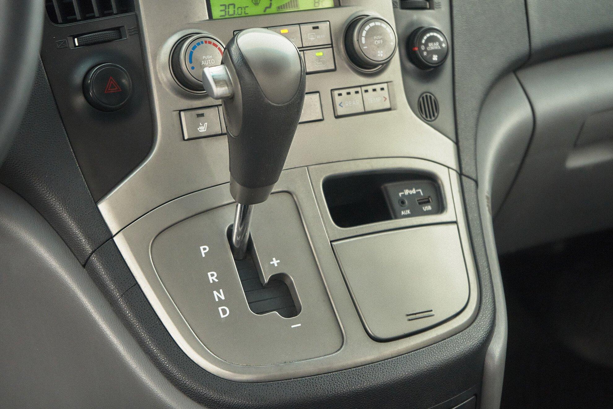 Hyundai Grand Starex 2010, серебряный