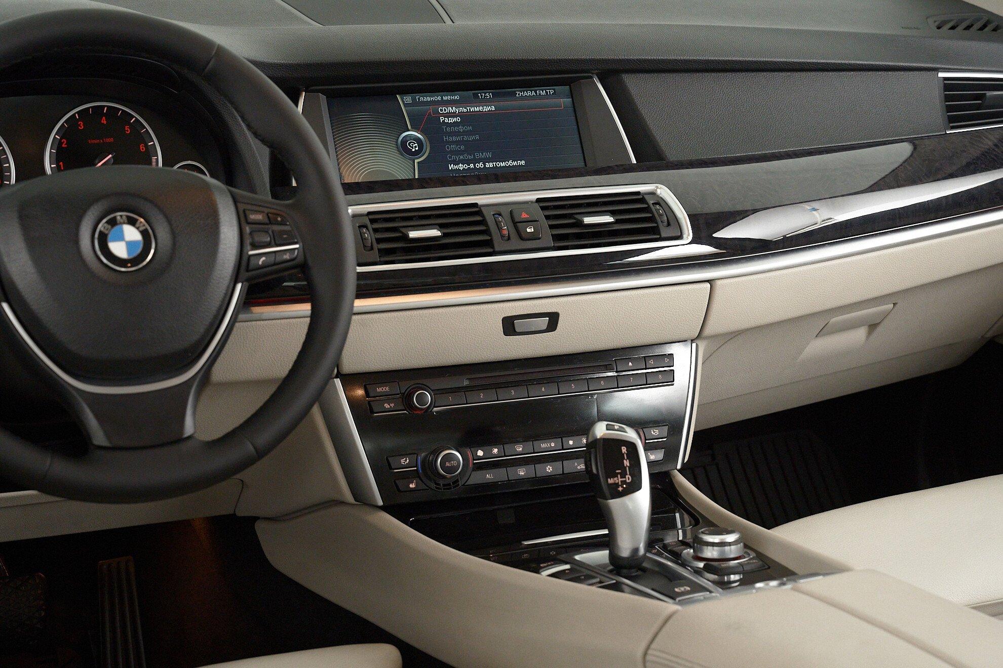 BMW 5 серии 2012, белый
