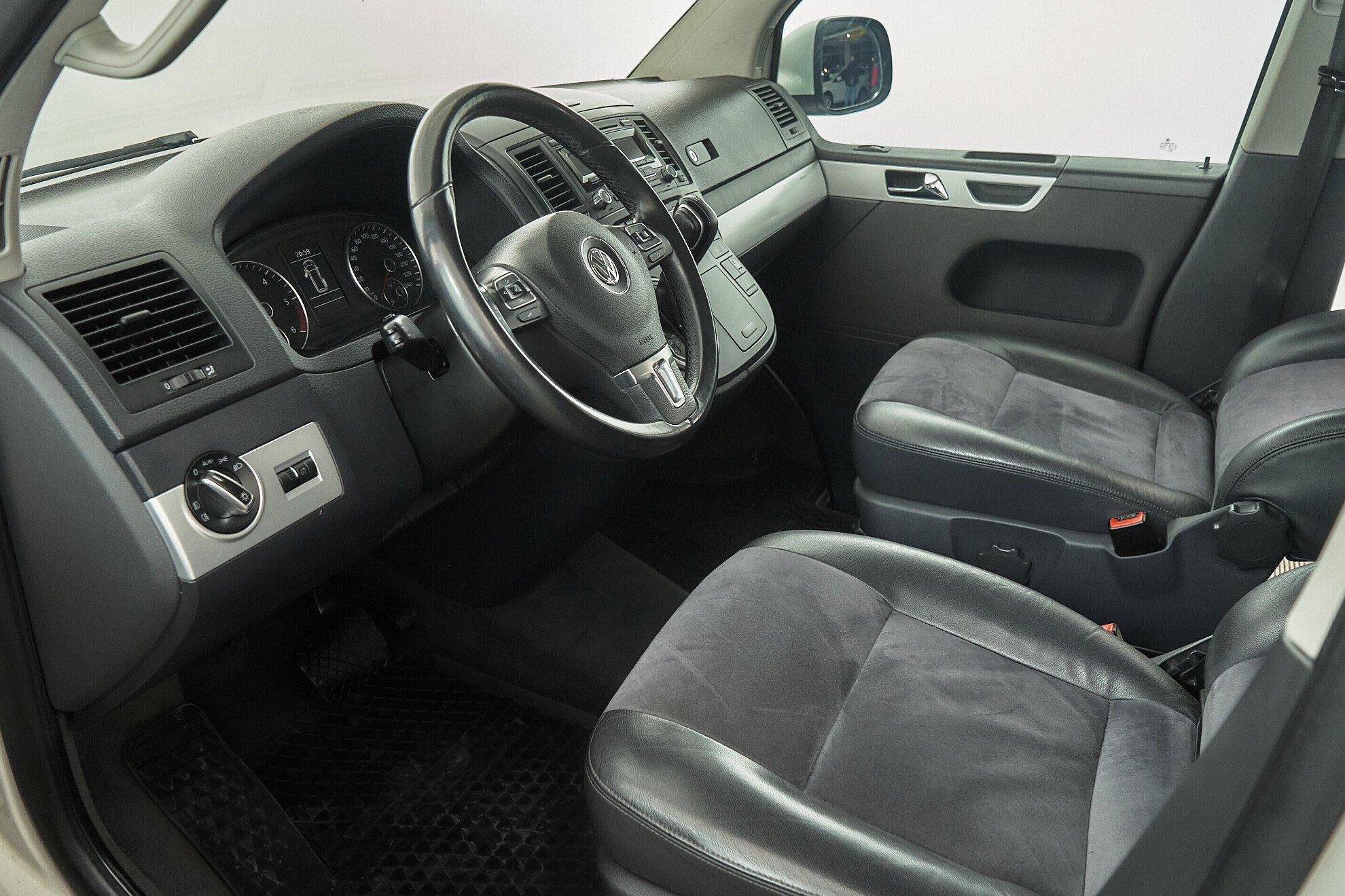 Volkswagen Multivan 2013, белый