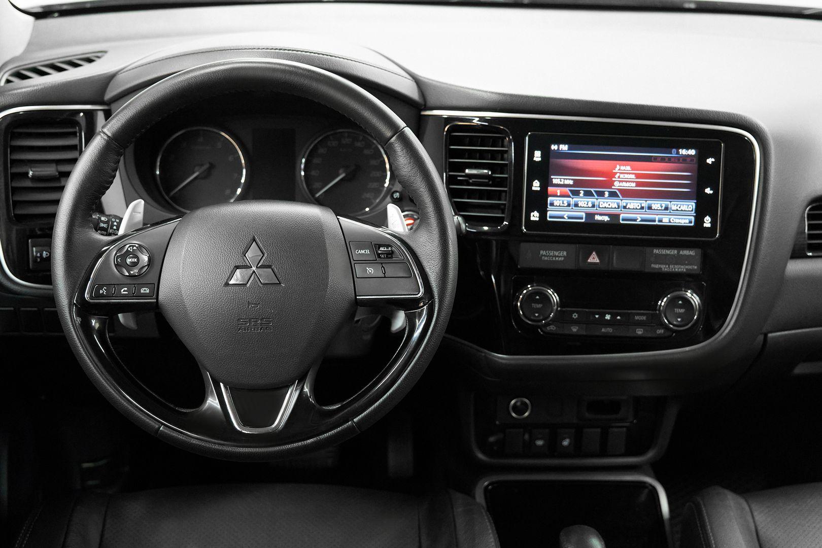 Mitsubishi Outlander 2018, серый