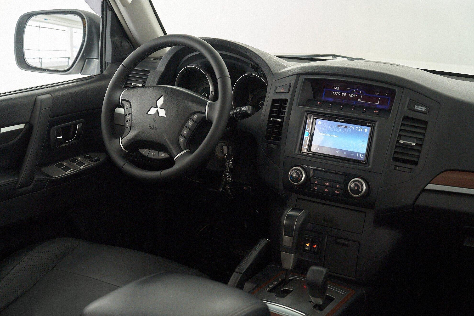 Mitsubishi Pajero 2008, белый