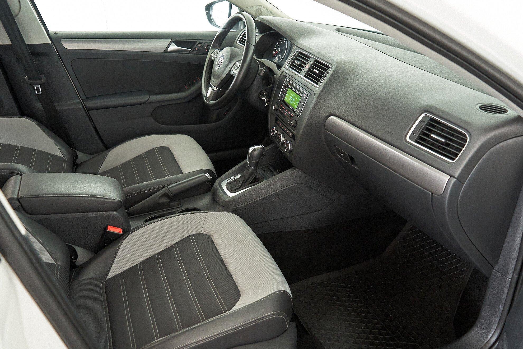 Volkswagen Jetta 2014, белый