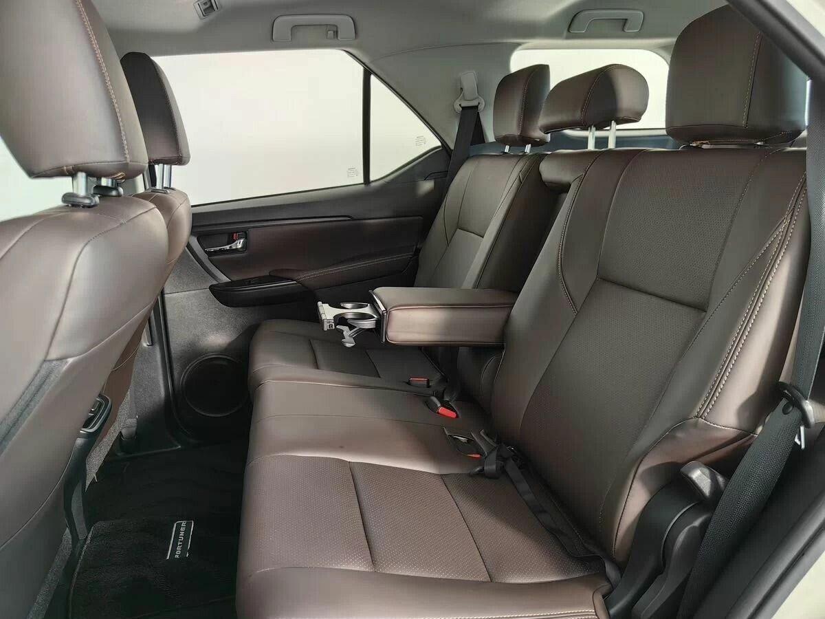Toyota Fortuner 2021, белый