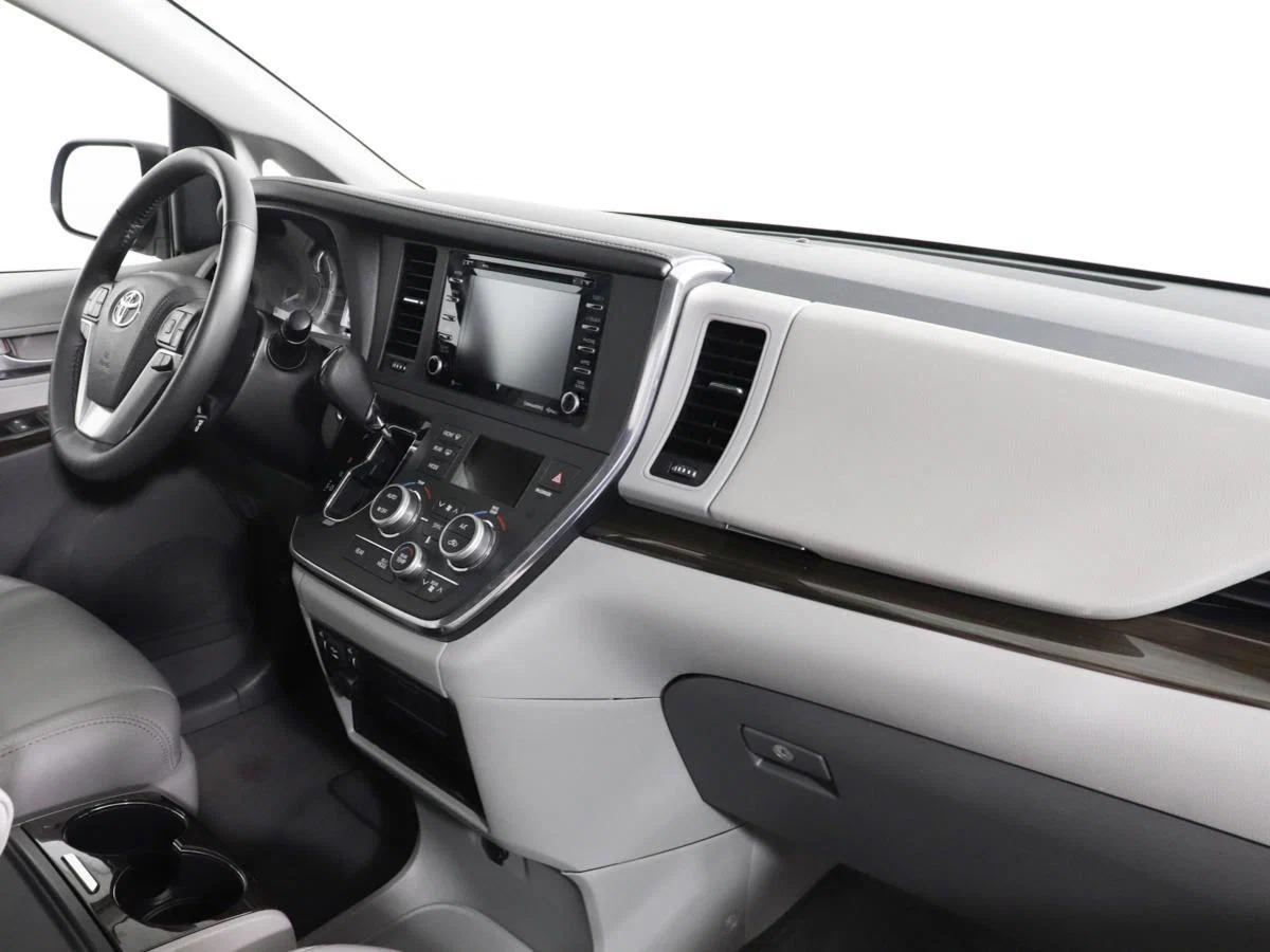 Toyota Sienna 2017, серебряный