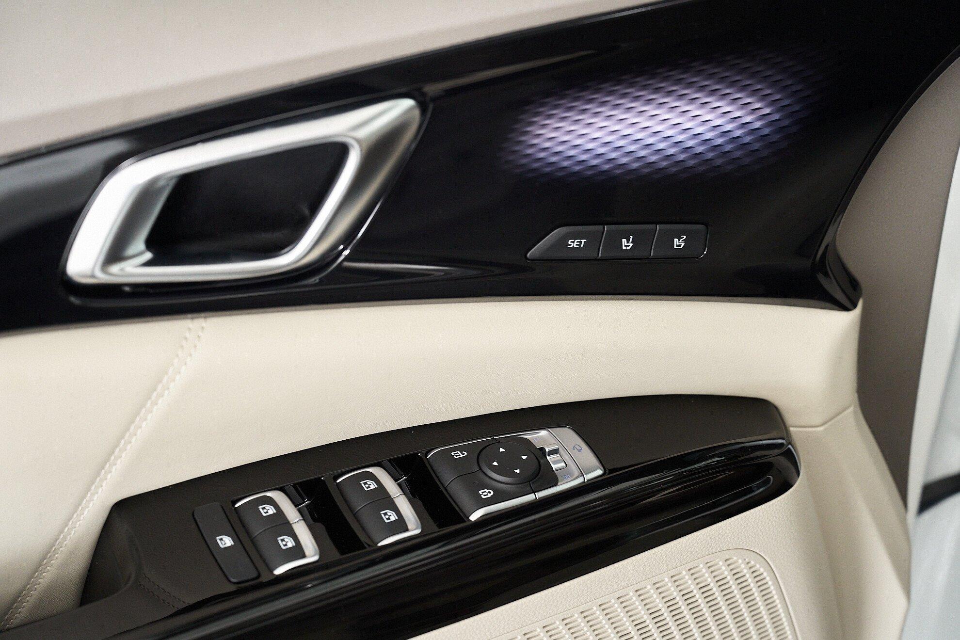 Kia Carnival 2023, белый