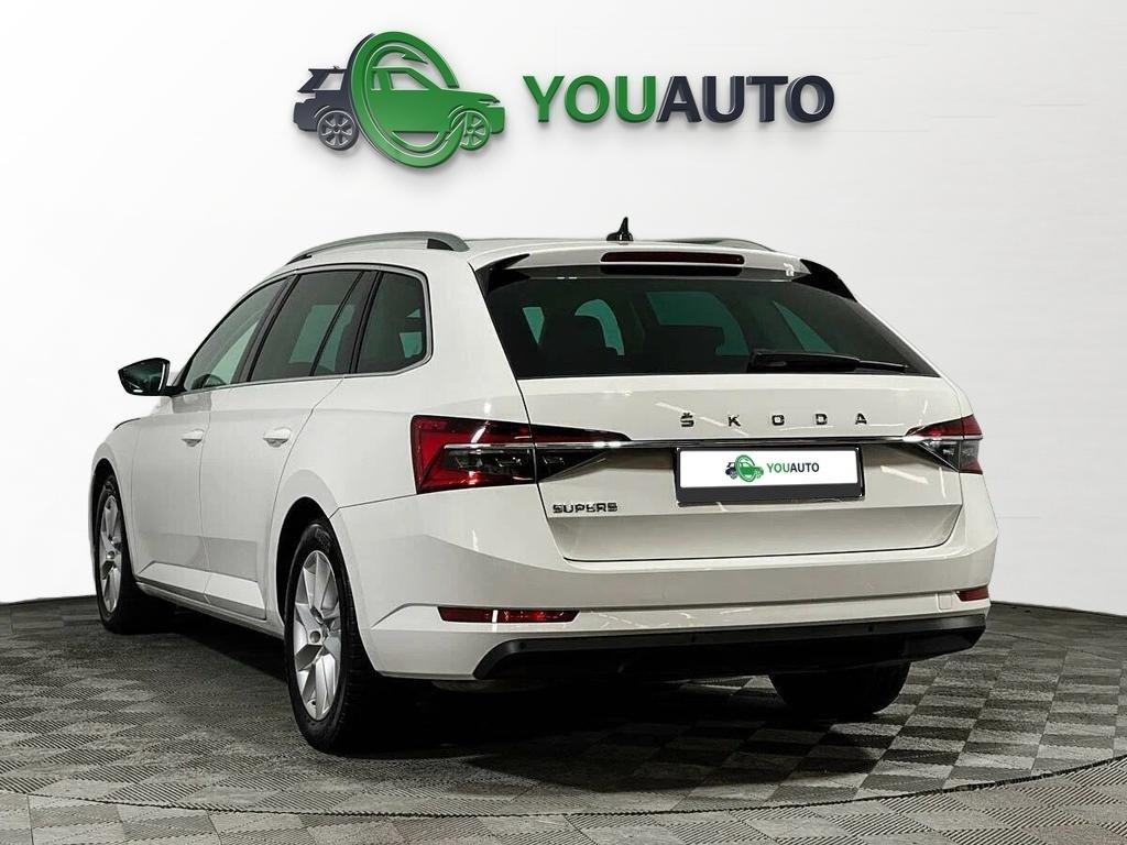 Skoda Superb 2020, белый