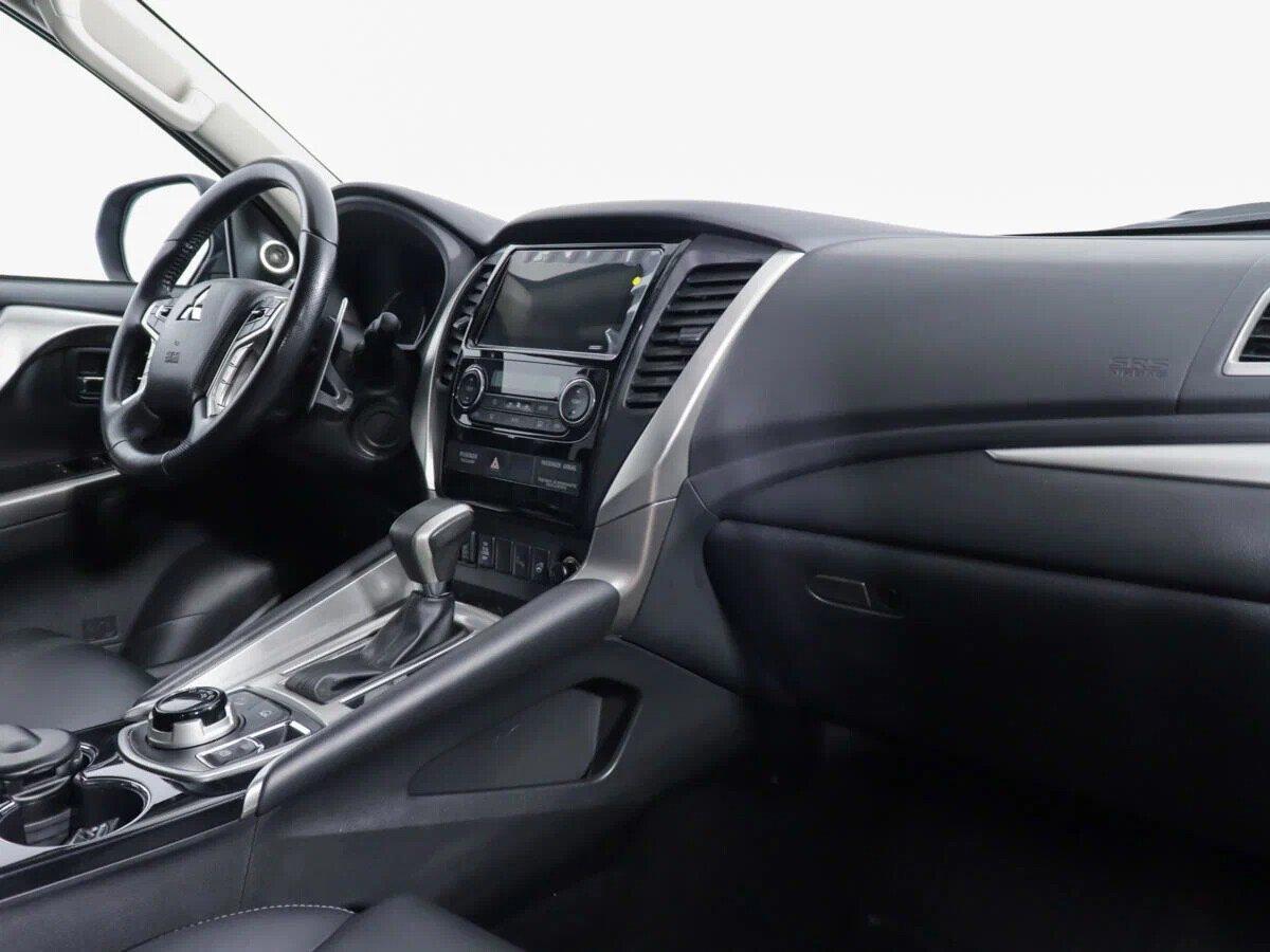 Mitsubishi Pajero Sport 2020, серый