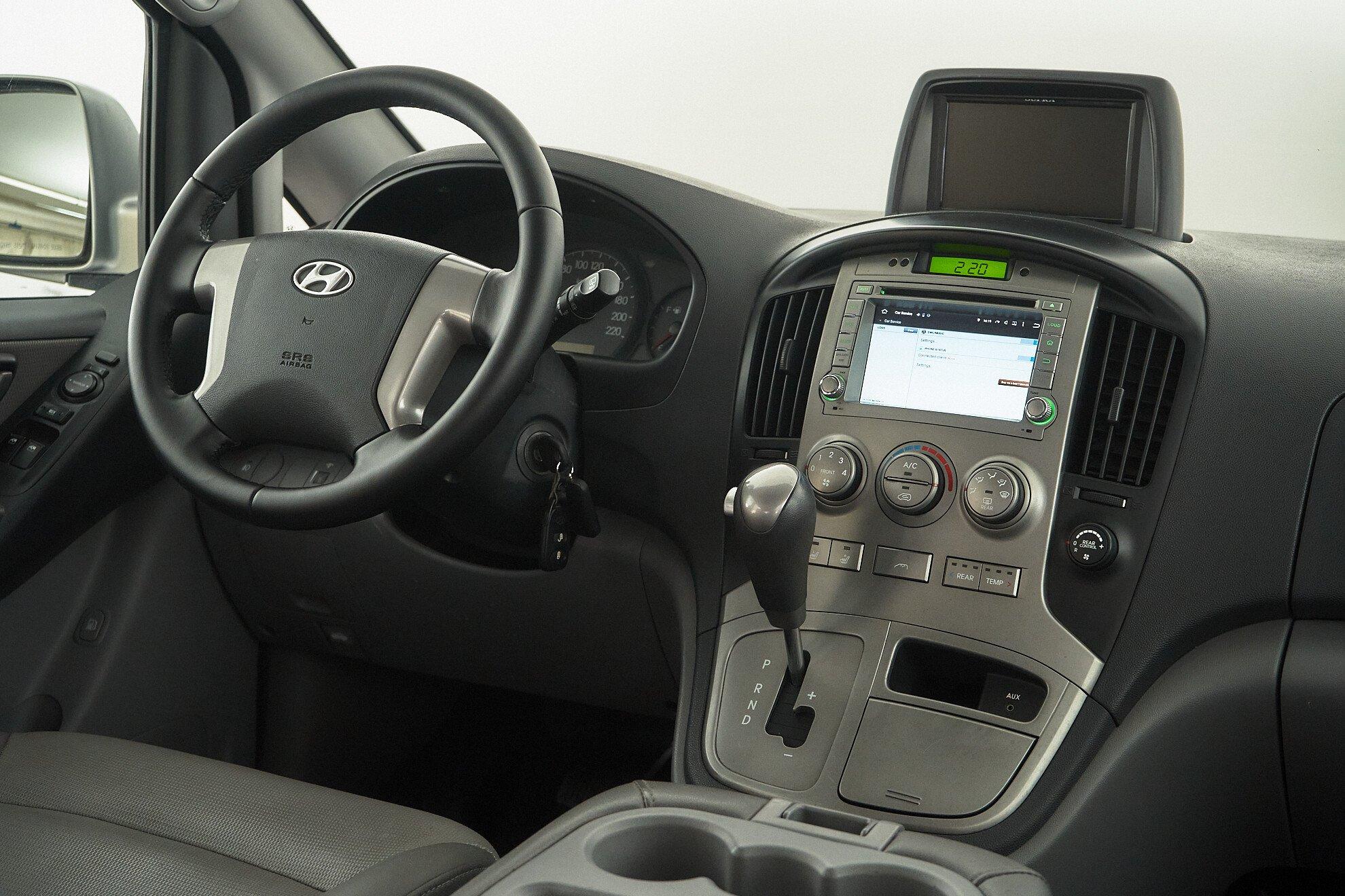 Hyundai Grand Starex 2012, серебряный
