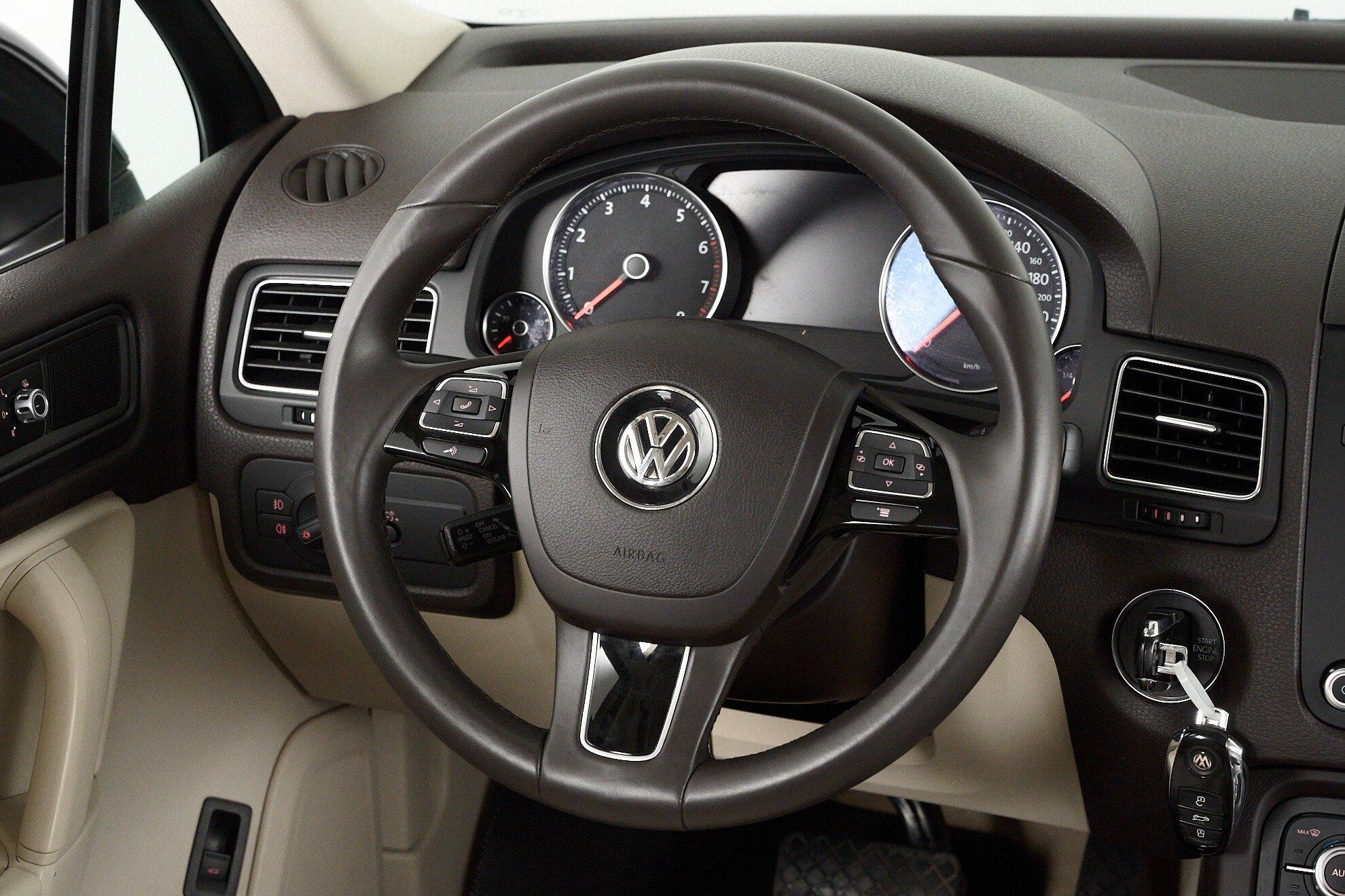 Volkswagen Touareg 2014, черный