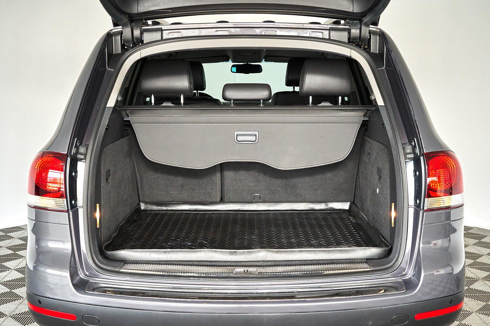 Volkswagen Touareg 2008, серый
