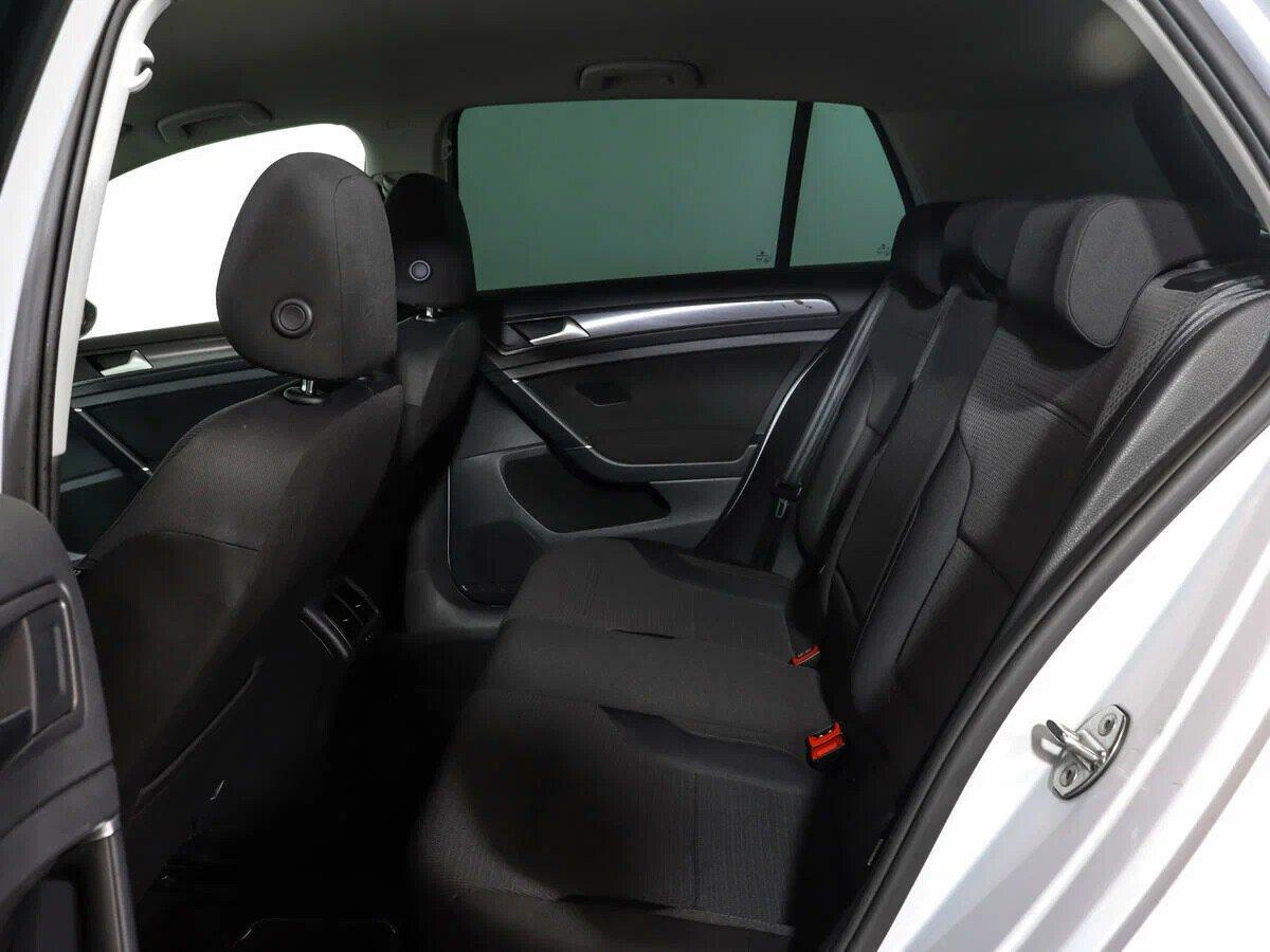 Volkswagen Golf 2018, белый