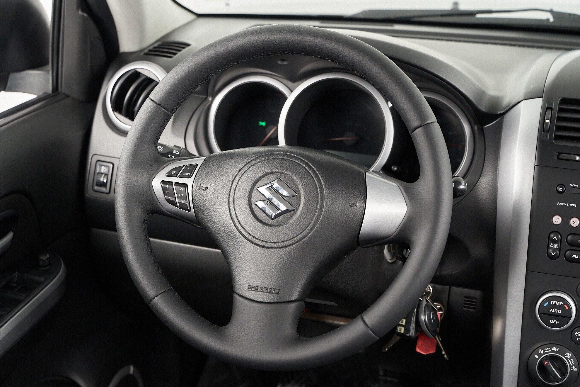 Suzuki Grand Vitara 2011, черный