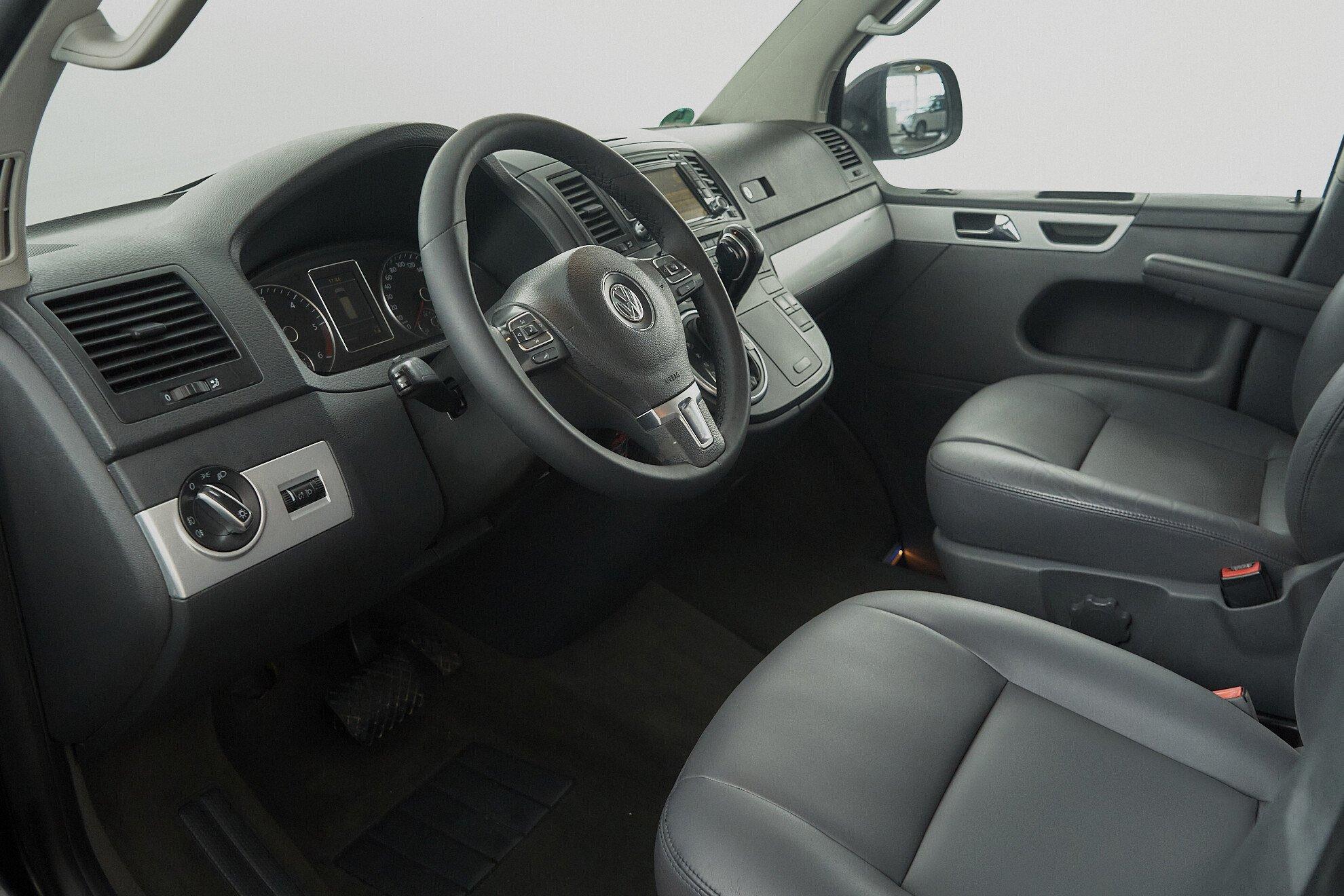Volkswagen Multivan 2013, черный
