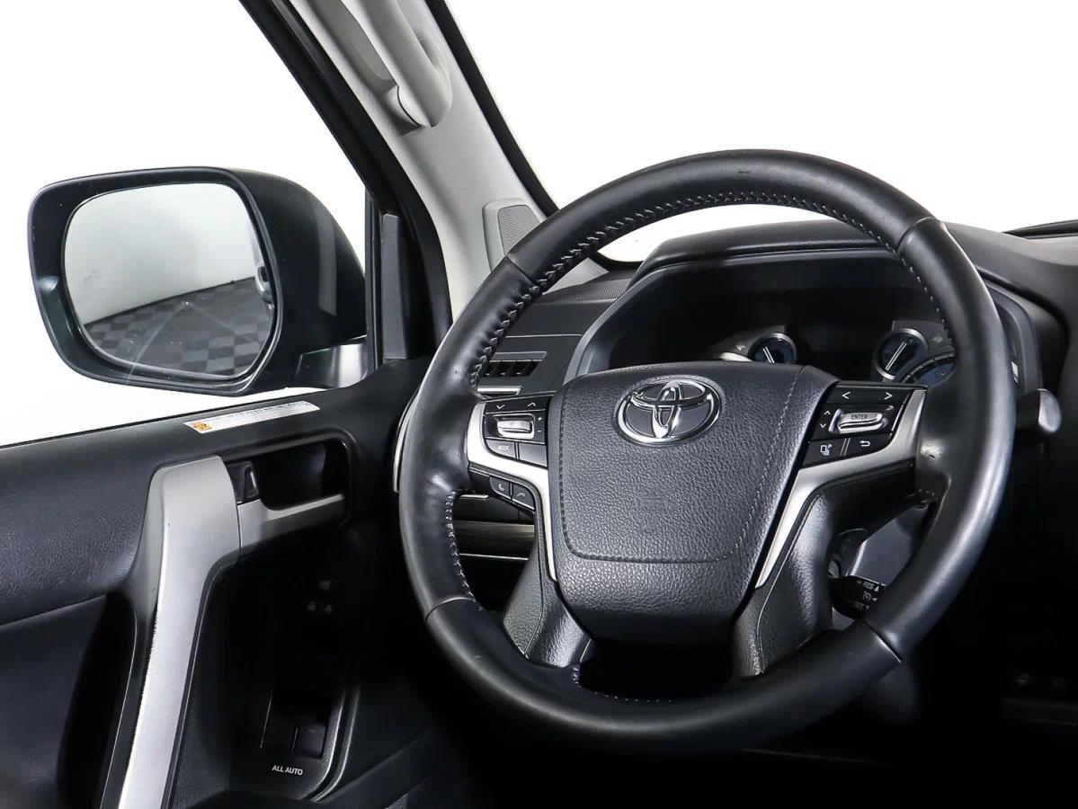 Toyota Land Cruiser Prado 2018, серый