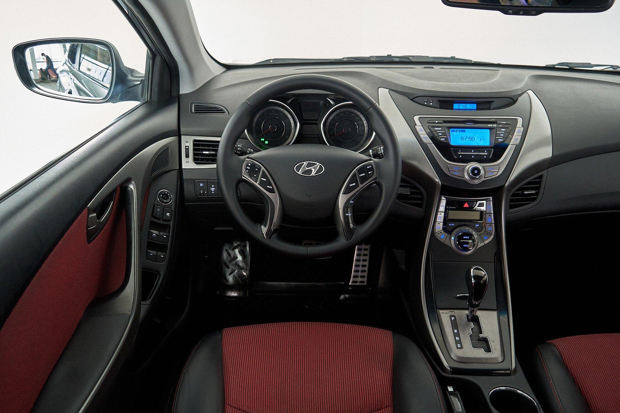 Hyundai Elantra 2012, серый