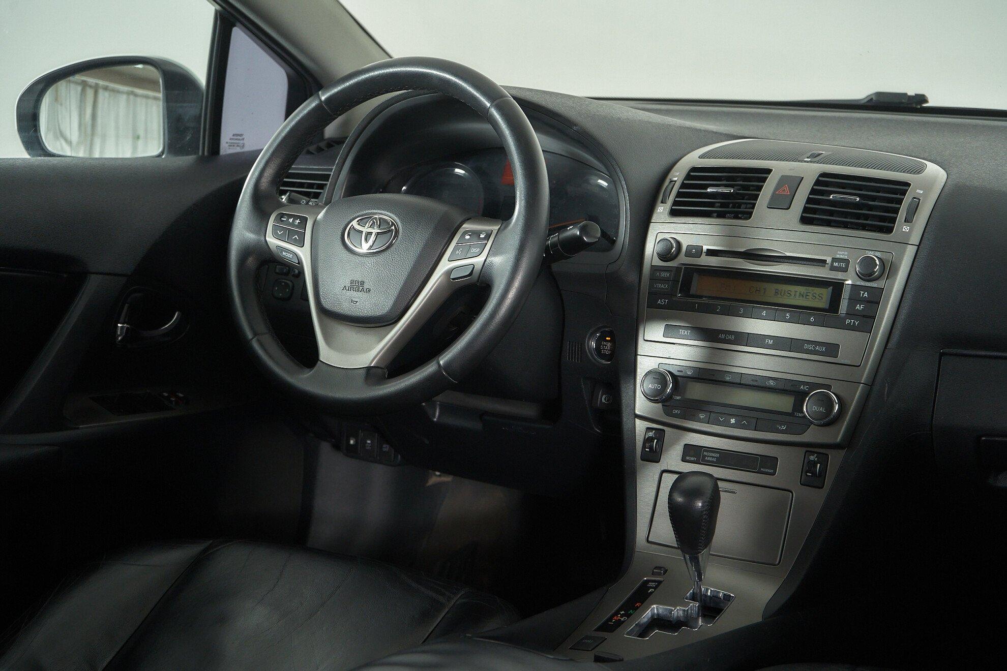 Toyota Avensis 2010, белый