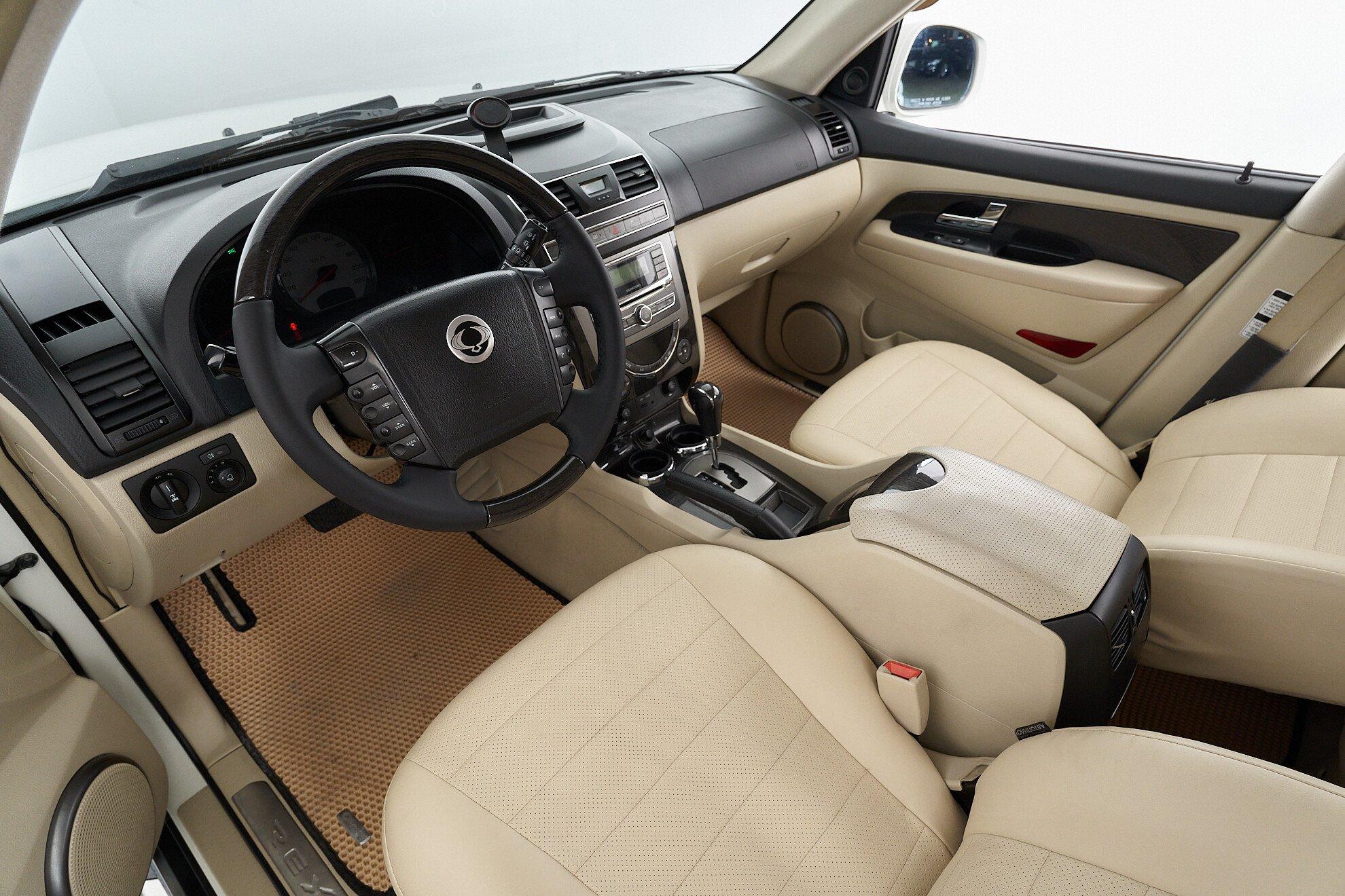 SsangYong Rexton 2012, белый