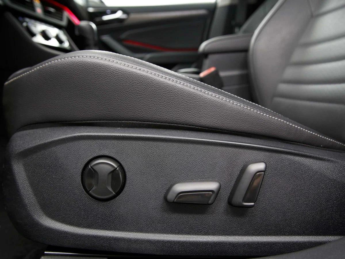Volkswagen Jetta 2020, серый