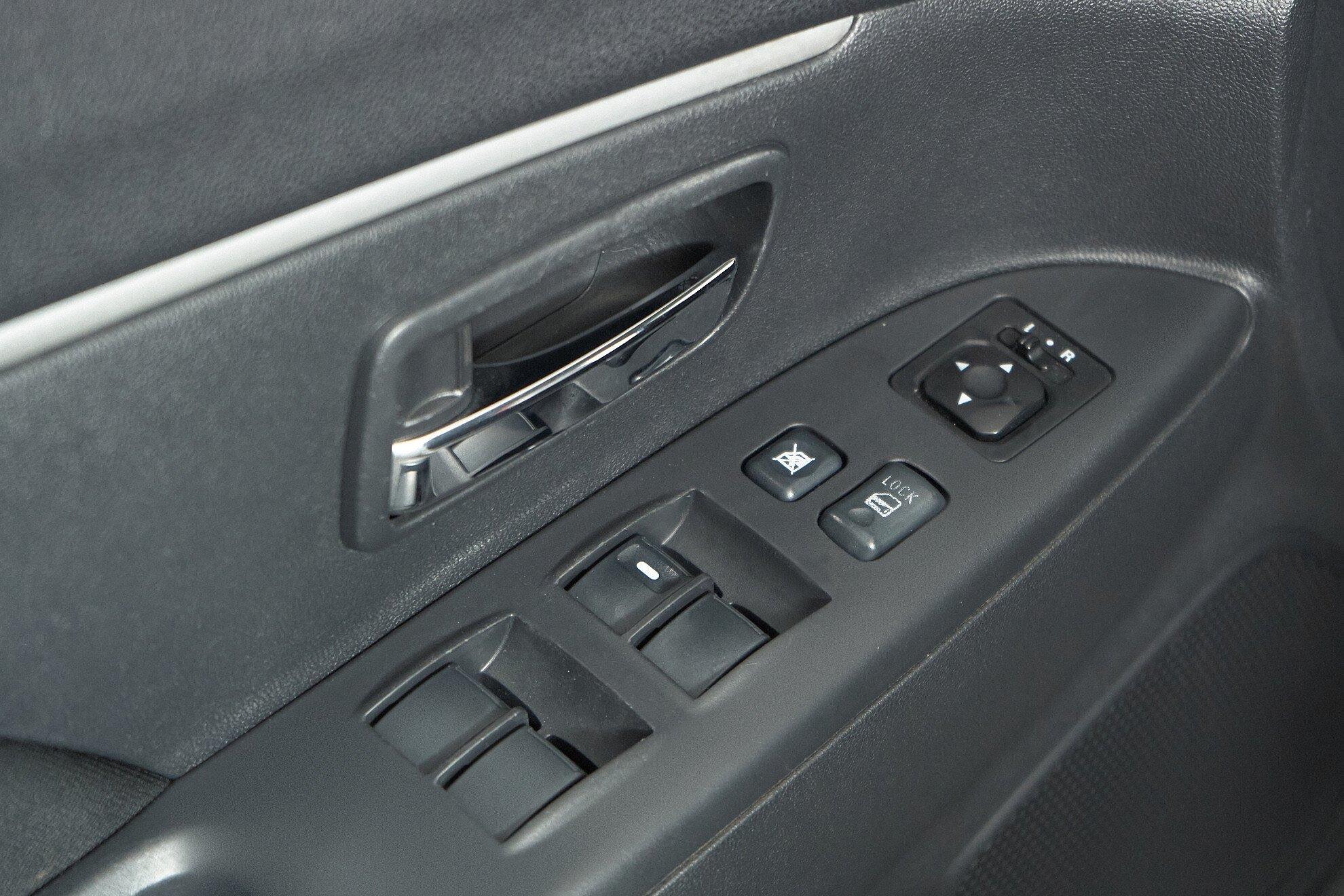 Mitsubishi ASX 2012, белый