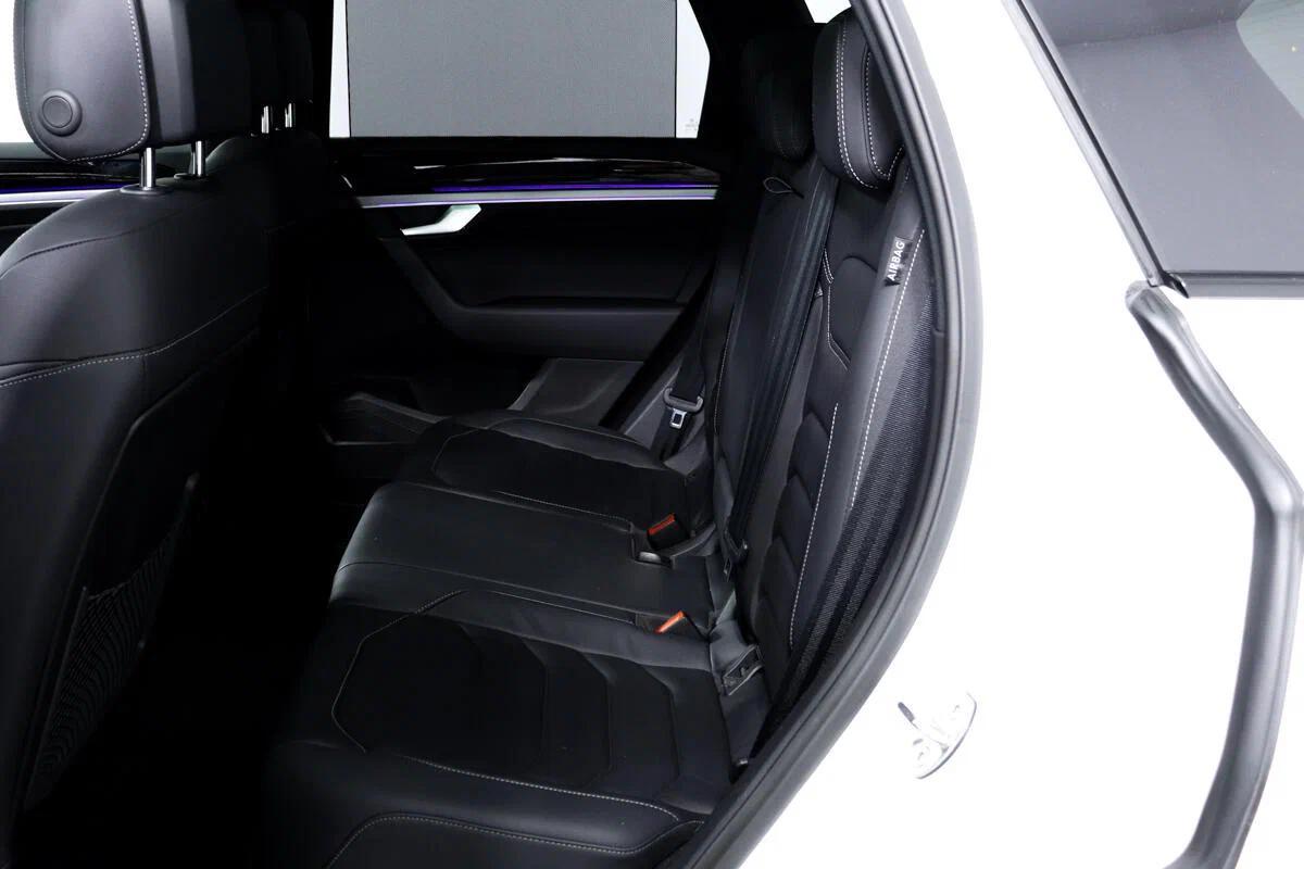 Volkswagen Touareg 2023, белый