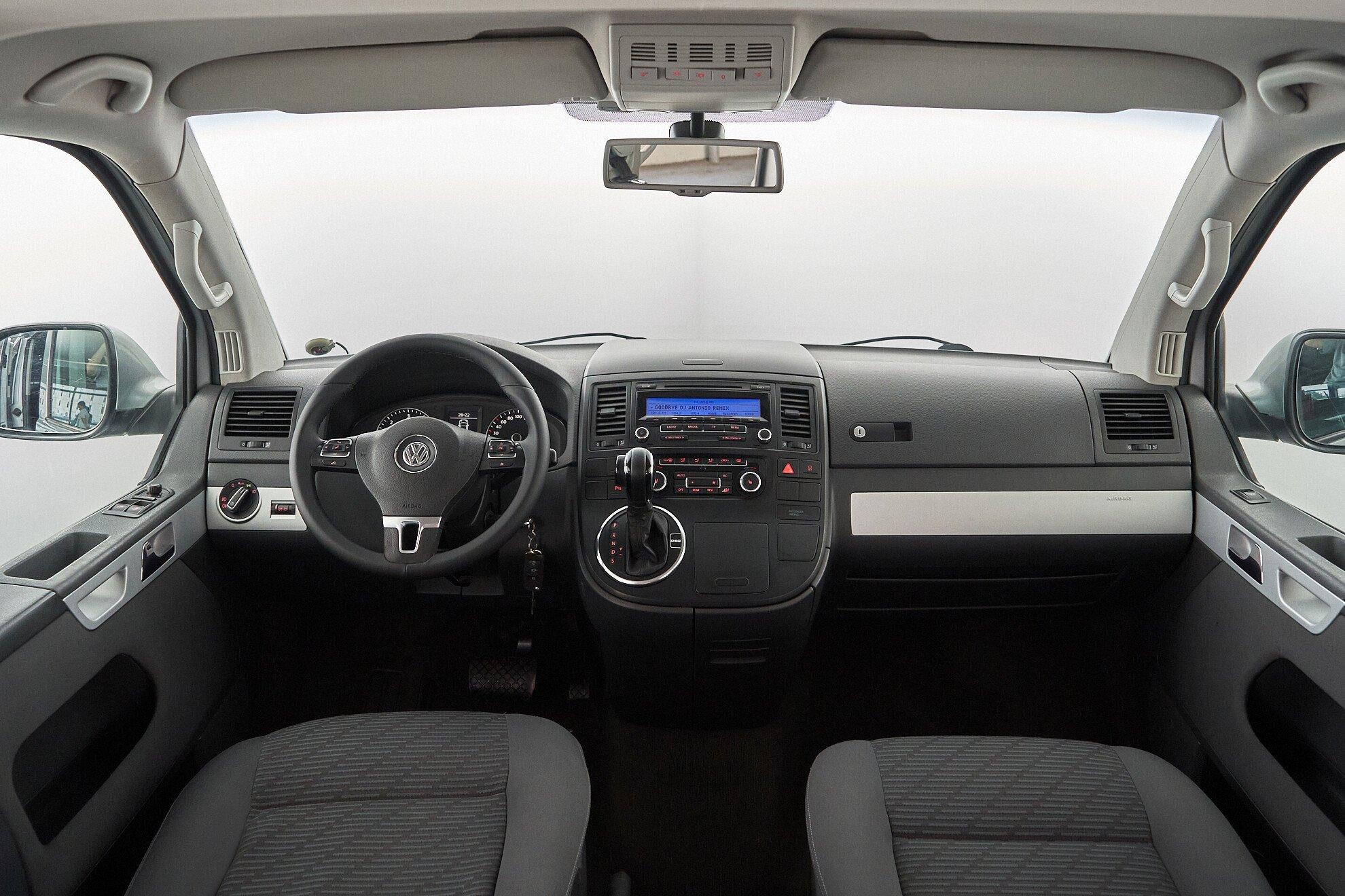 Volkswagen Multivan 2010, серебряный